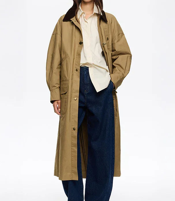 מעיל טרנץ' ארוך בצבע בז', חולצה לבנה ומכנסי ג'ינס כחולים לאשה, אופנת חורף CHOZEN