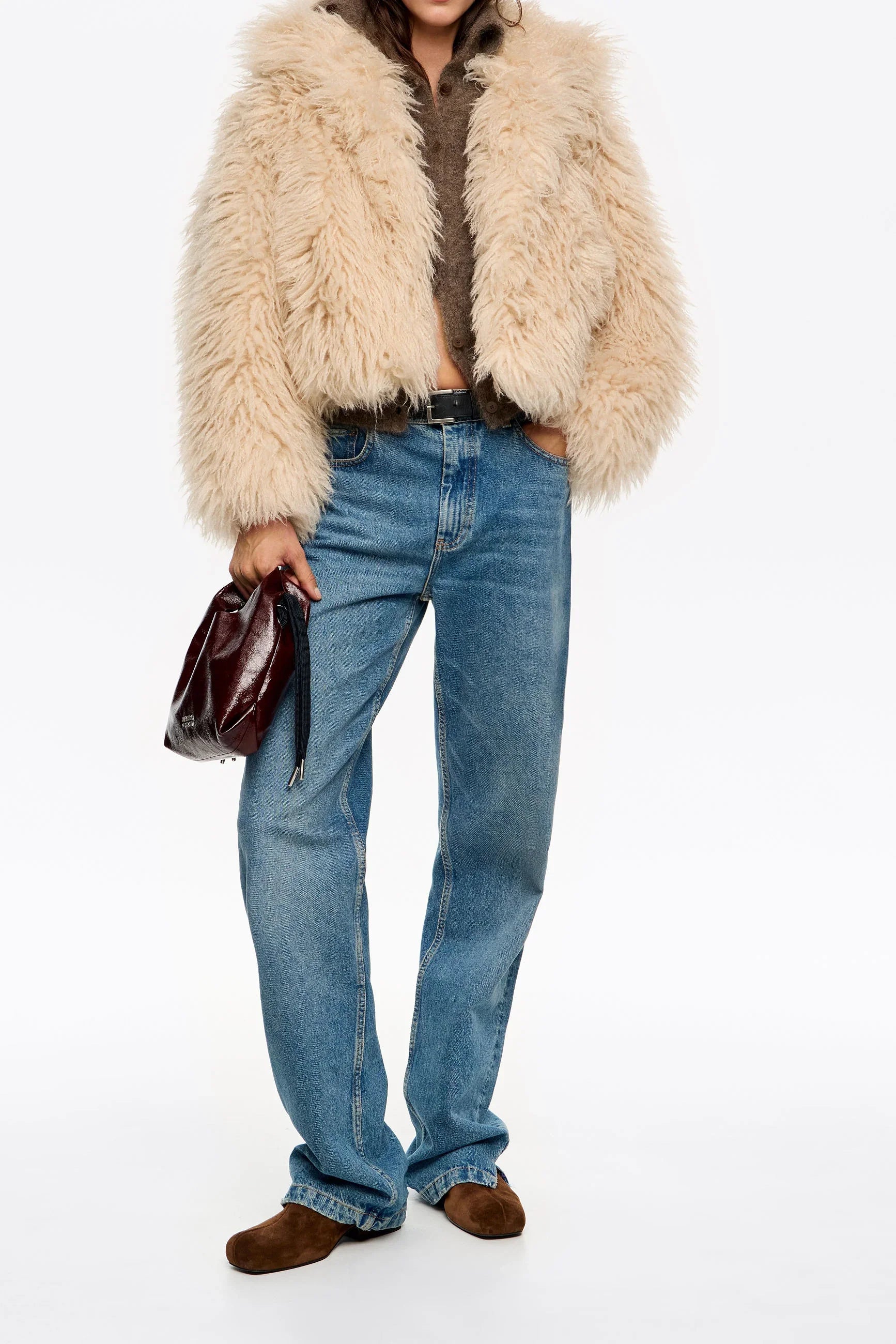 אופנת חורף נשית: מעיל פרווה בז', ג'ינס כחול ונעליים חומות, CHOZEN, אלפא