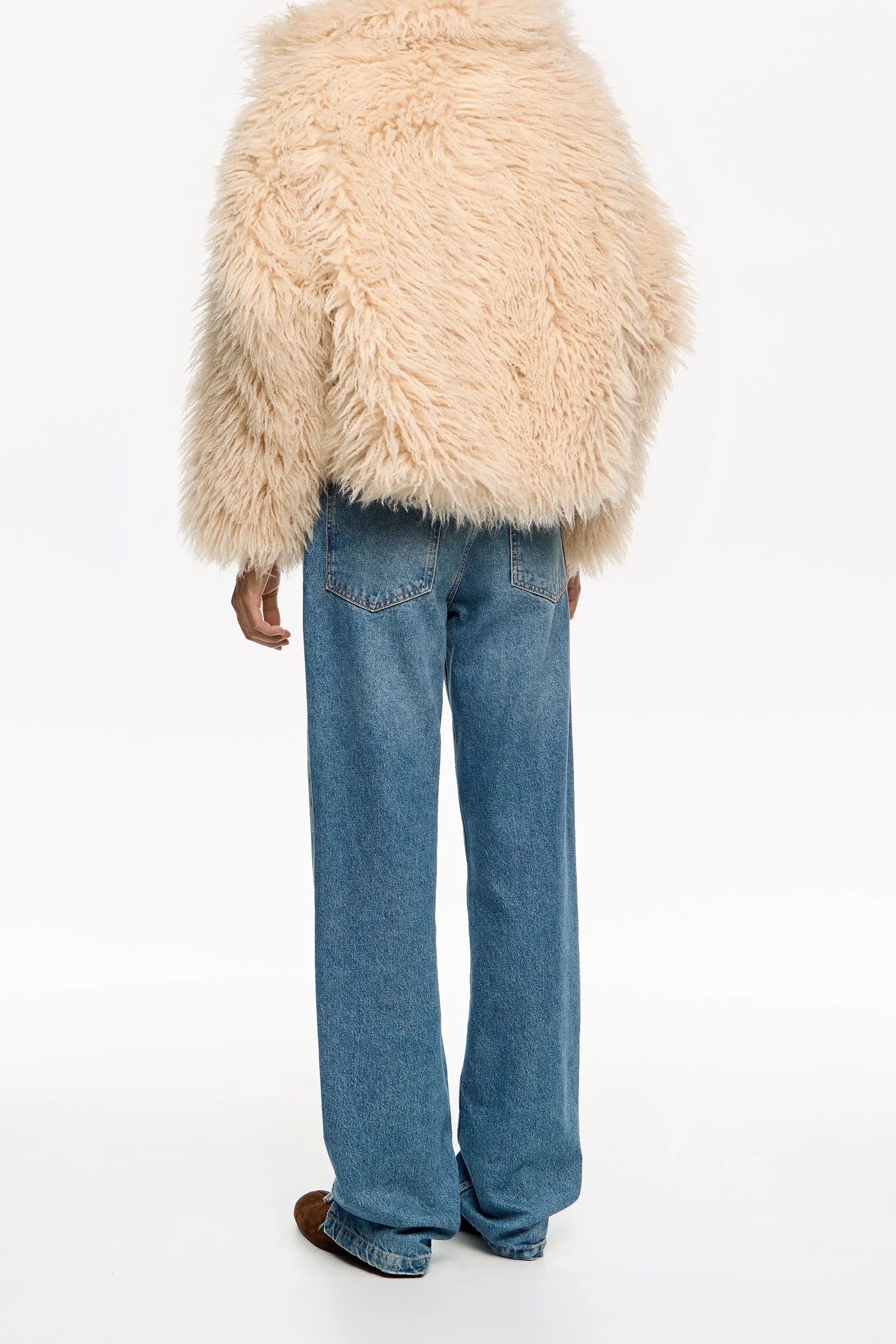 מעיל פרווה בצבע שמנת ומכנסי ג'ינס רחבים אופנתיים על רקע לבן, CHOZEN מבית קבוצת אלפא