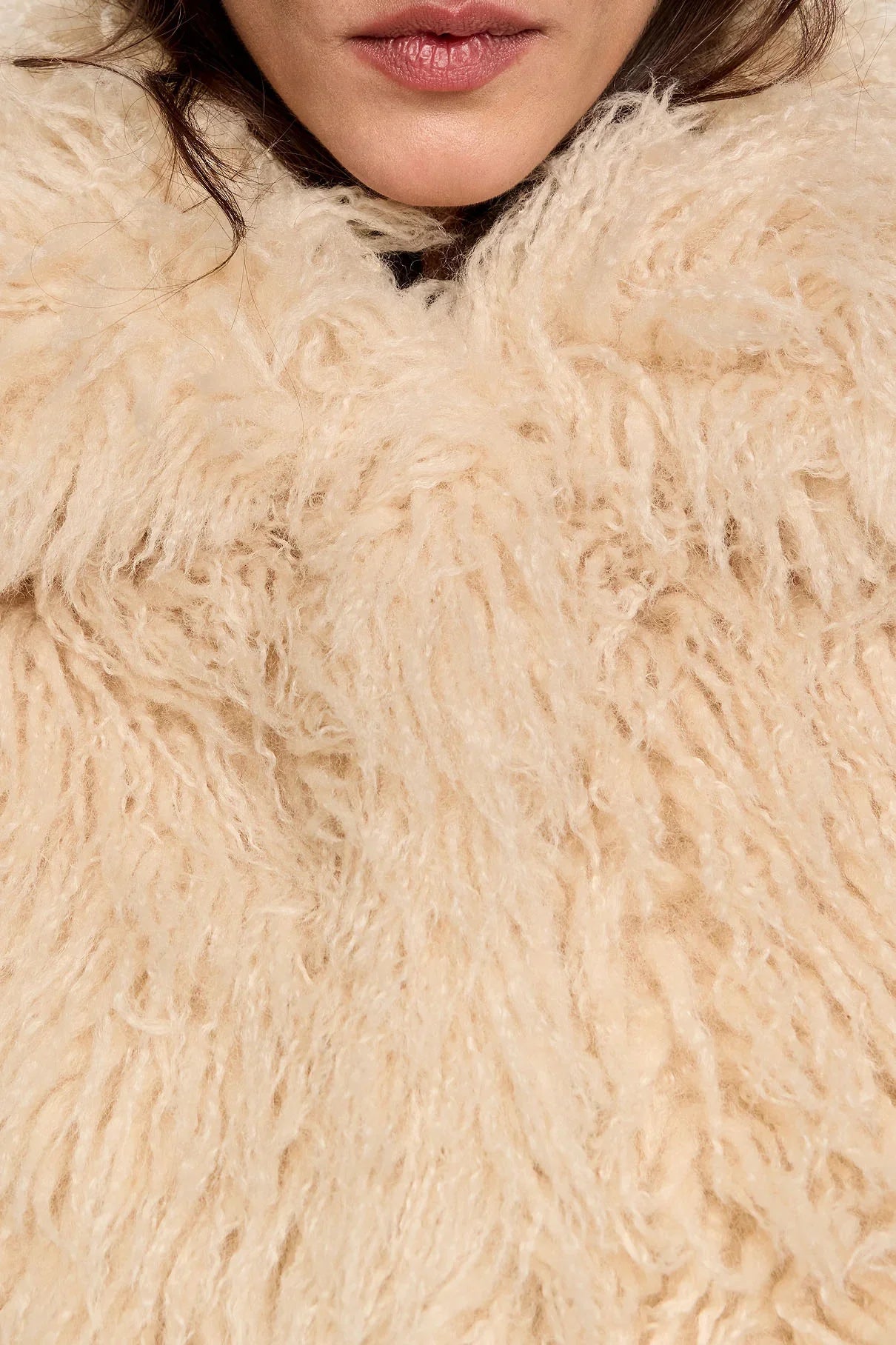 מעיל פרווה בהיר לנשים, תקריב על מרקם יוקרתי, אופנה CHOZEN, קבוצת אלפא