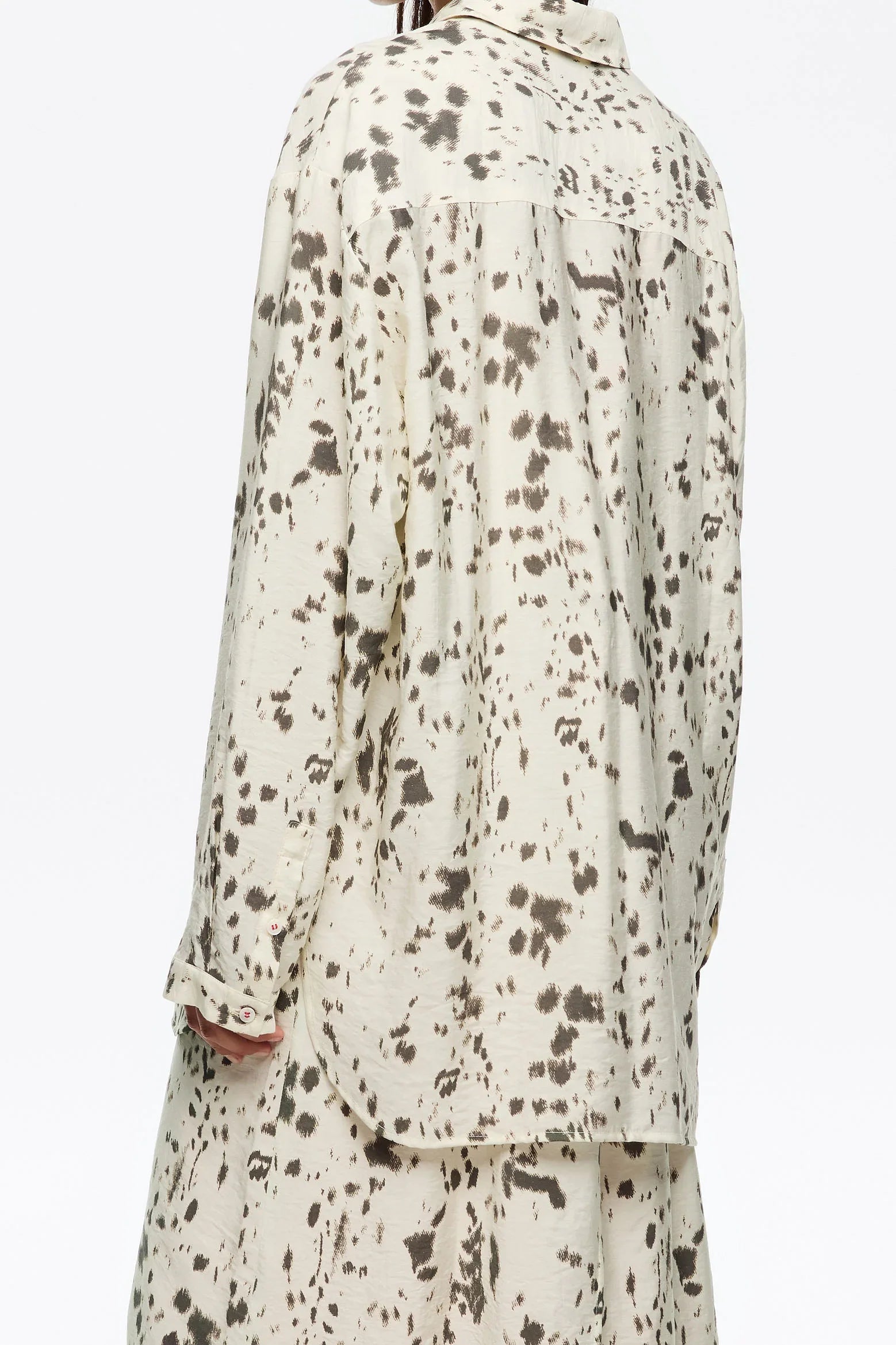 חולצה ארוכה מבד בהדפס מנומר אופנתי בצבעי שמנת ואפור, אופנת נשים CHOZEN