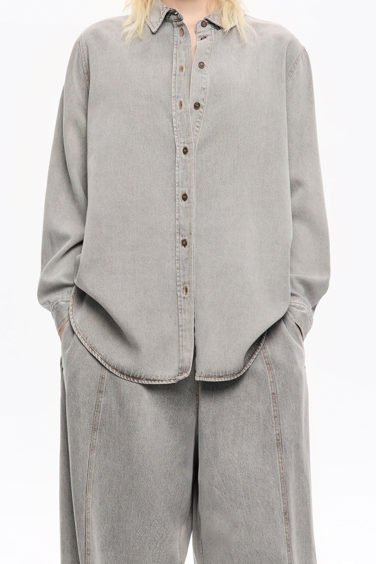 חולצת ג'ינס אפורה לנשים עם כפתורים ומכנס תואם מבית המותגים של CHOZEN