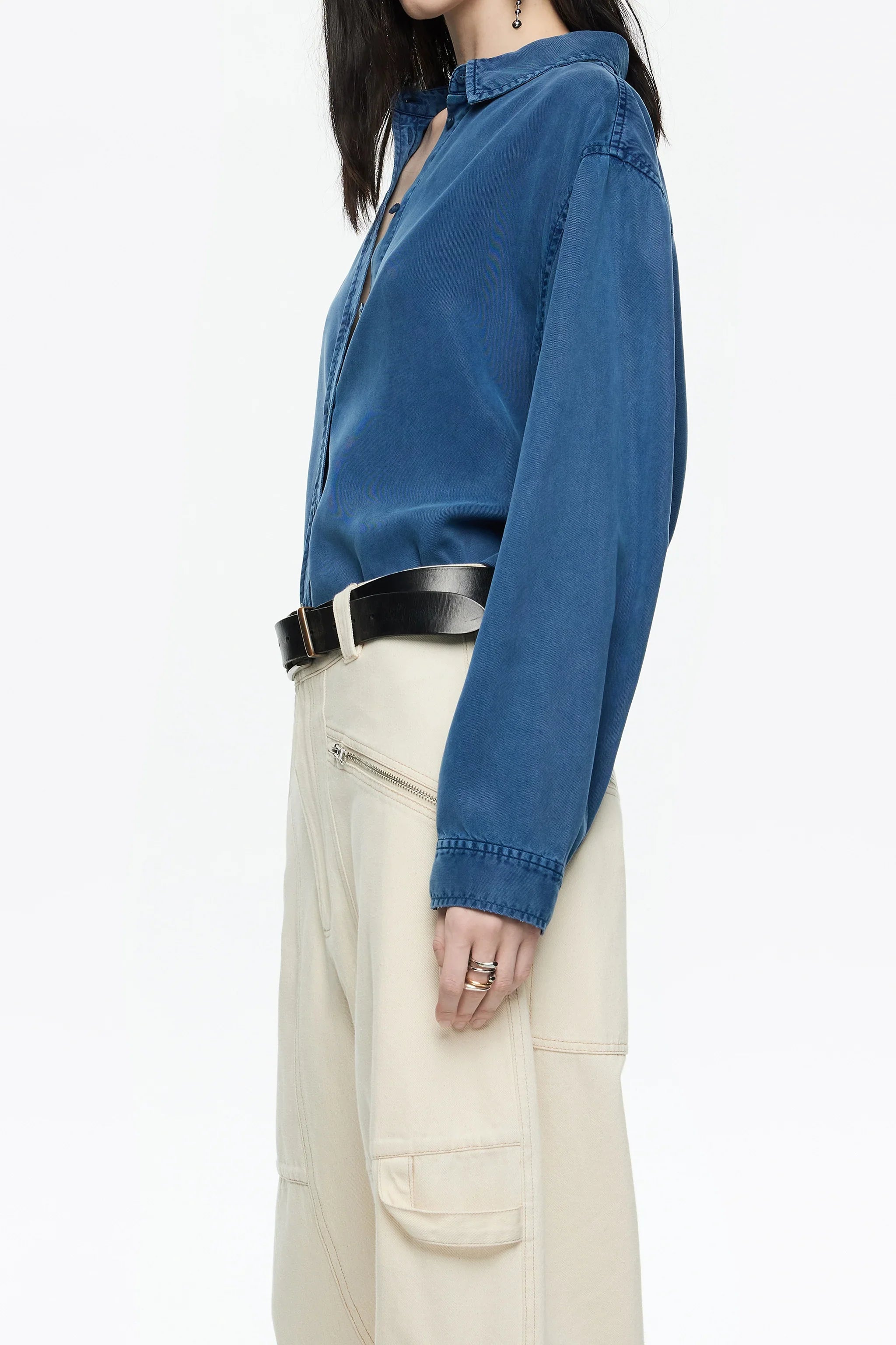 חולצת ג'ינס כחולה אופנתית וחגורת עור לנשים, מכנסיים בהירים עם כיסים, CHOZEN