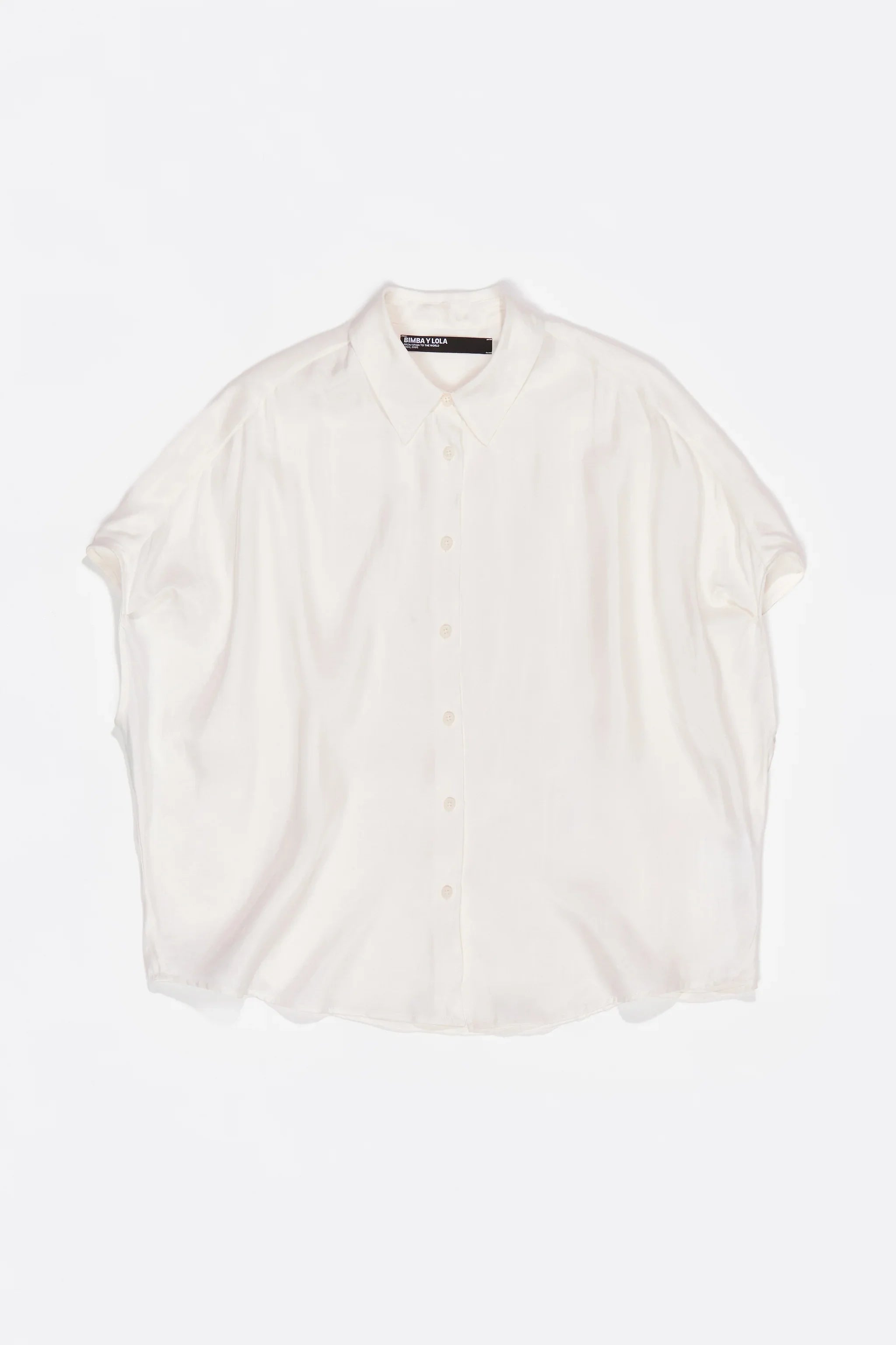 חולצה לבנה קצרה מכופתרת, קלאסית, מבית CHOZEN, רקע לבן, אופנת מותגים