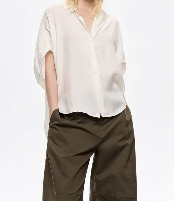 חולצה לבנה מכופתרת קצרה עם שרוולים רחבים ומכנסיים רחבים בצבע חאקי, אופנת נשים CHOZEN