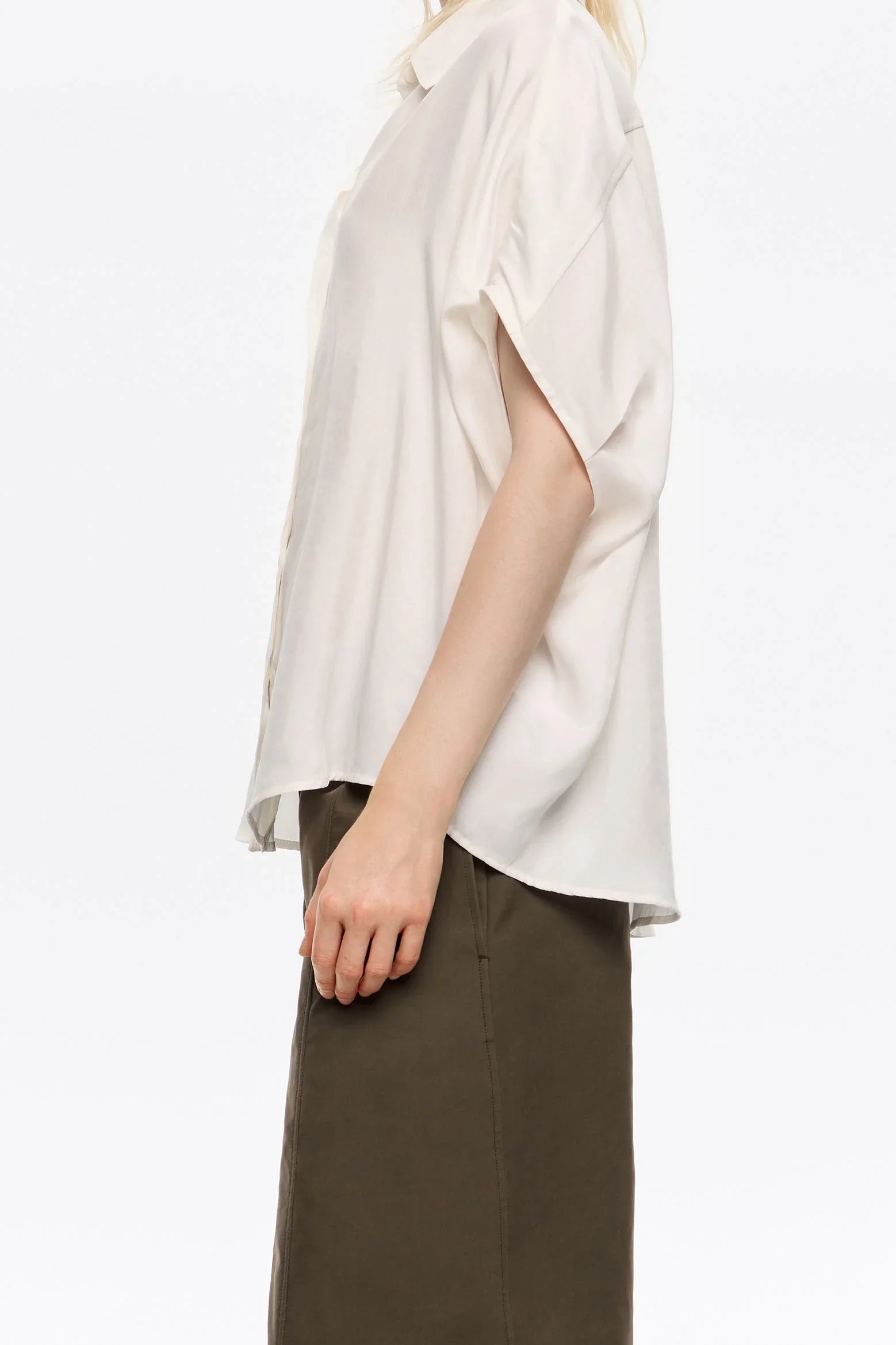 חולצה לבנה רחבה עם שרוול קצר מבית המותגים המובילים ב-CHOZEN, צילום צד על דוגמנית