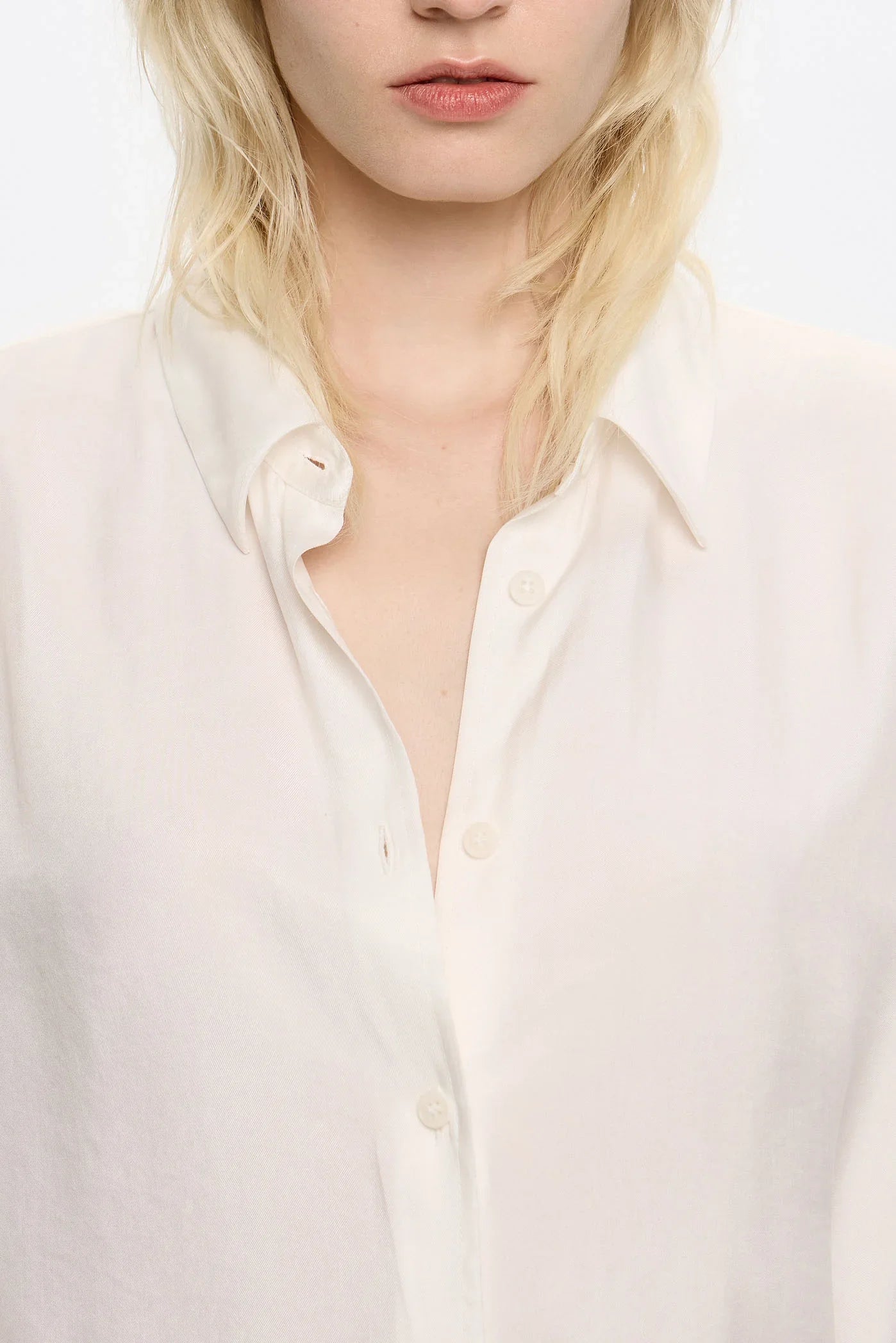 חולצת נשים לבנה מכופתרת באופנה עדכנית, מבית CHOZEN, צילום תקריב על הדוגמנית