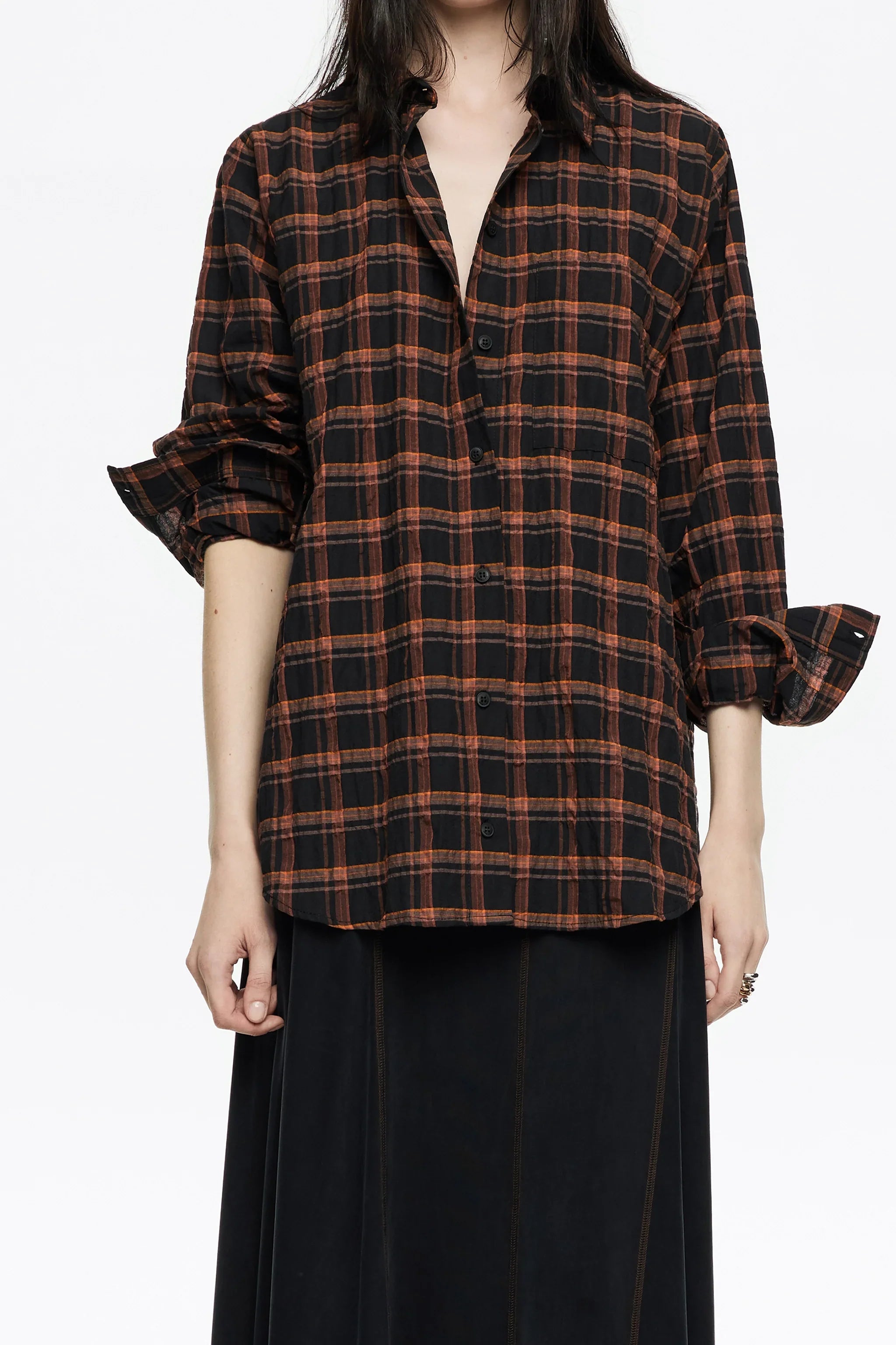 חולצה משובצת ארוכה לנשים בצבע שחור וחום, אופנת CHOZEN, צילום על רקע לבן