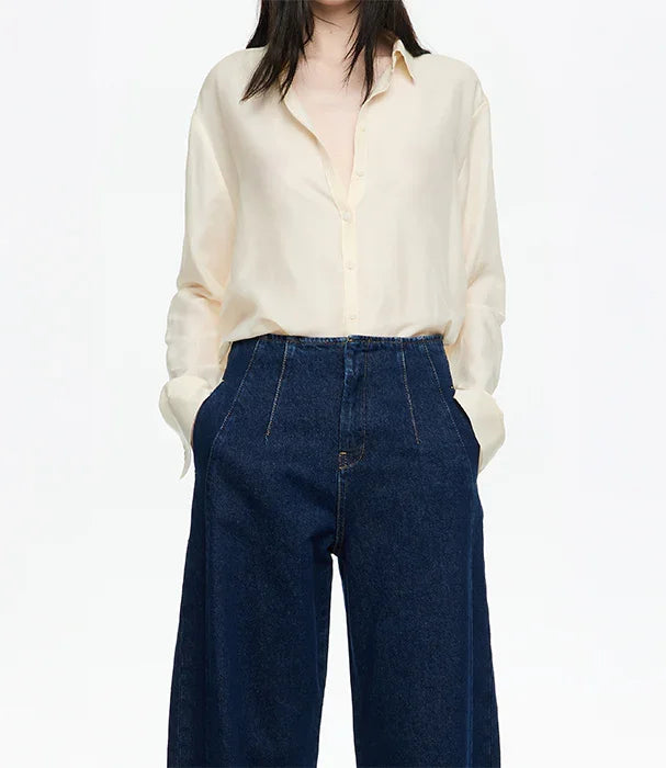 אישה לובשת חולצה לבנה מכופתרת ומכנסי ג'ינס רחבים, אופנת נשים CHOZEN