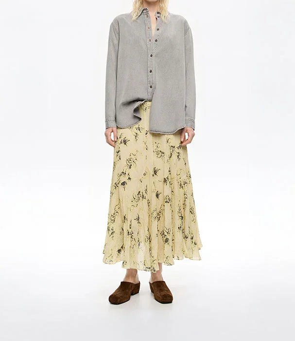 חולצה אפורה עם כפתורים, חצאית פרחונית צהובה ונעליים חומות, אופנה מבית CHOZEN