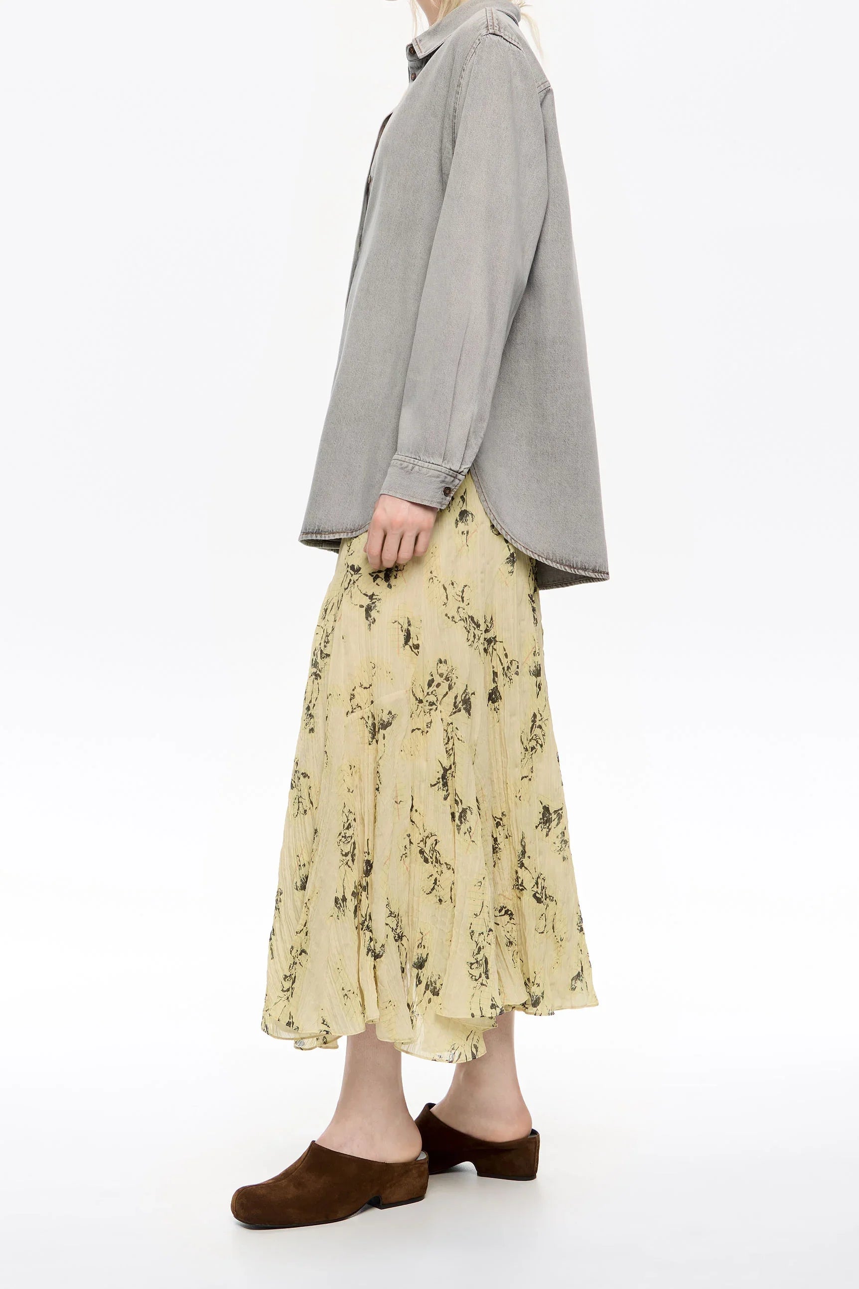 חולצה אפורה עם חצאית מידי פרחונית ונעליים חומות לאישה, צילום אופנה ל-CHOZEN