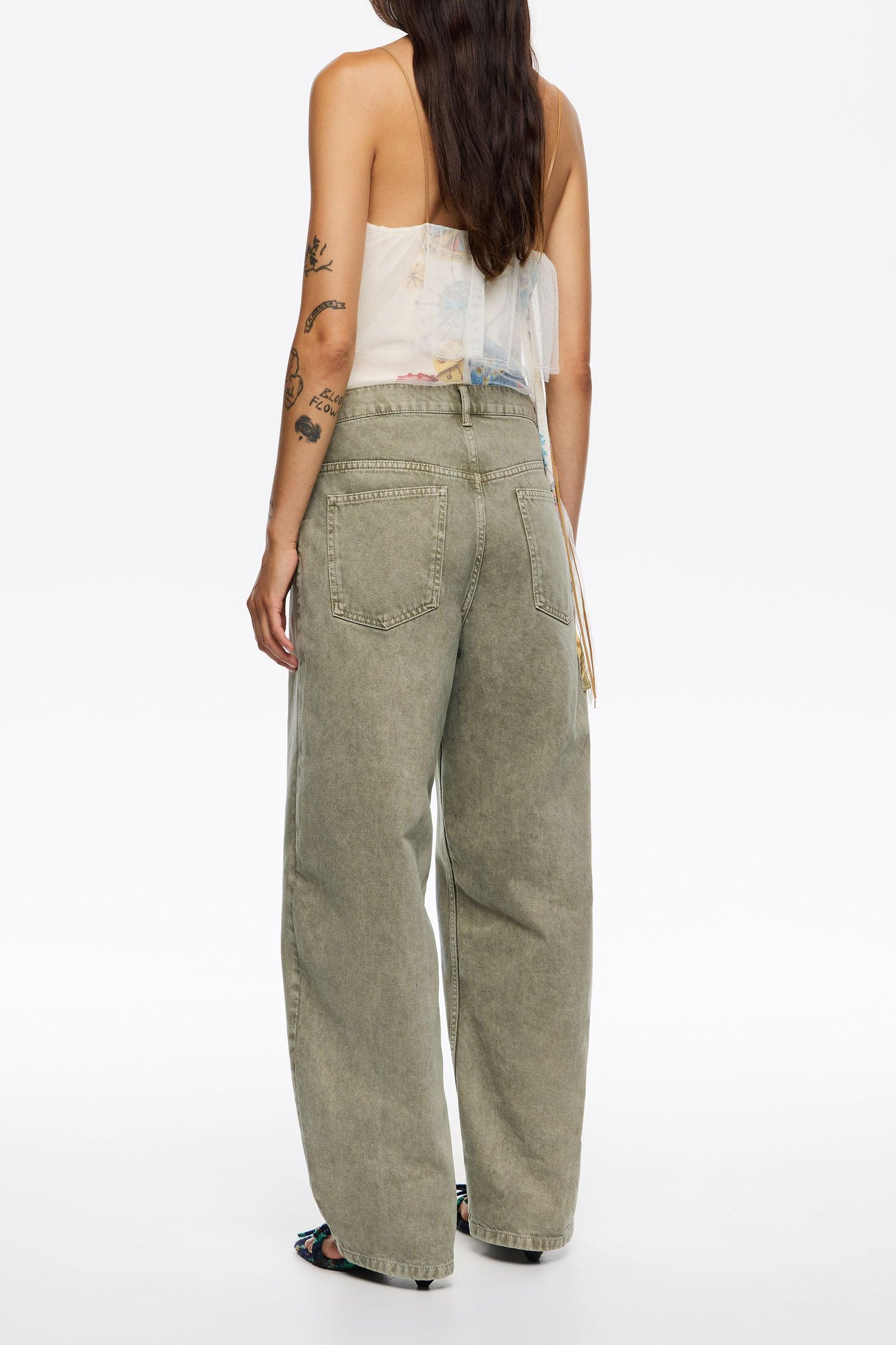 דגם מכנסי ג'ינס רחבים לנשים בצבע ירוק זית מבית CHOZEN, צילום סטודיו על רקע לבן