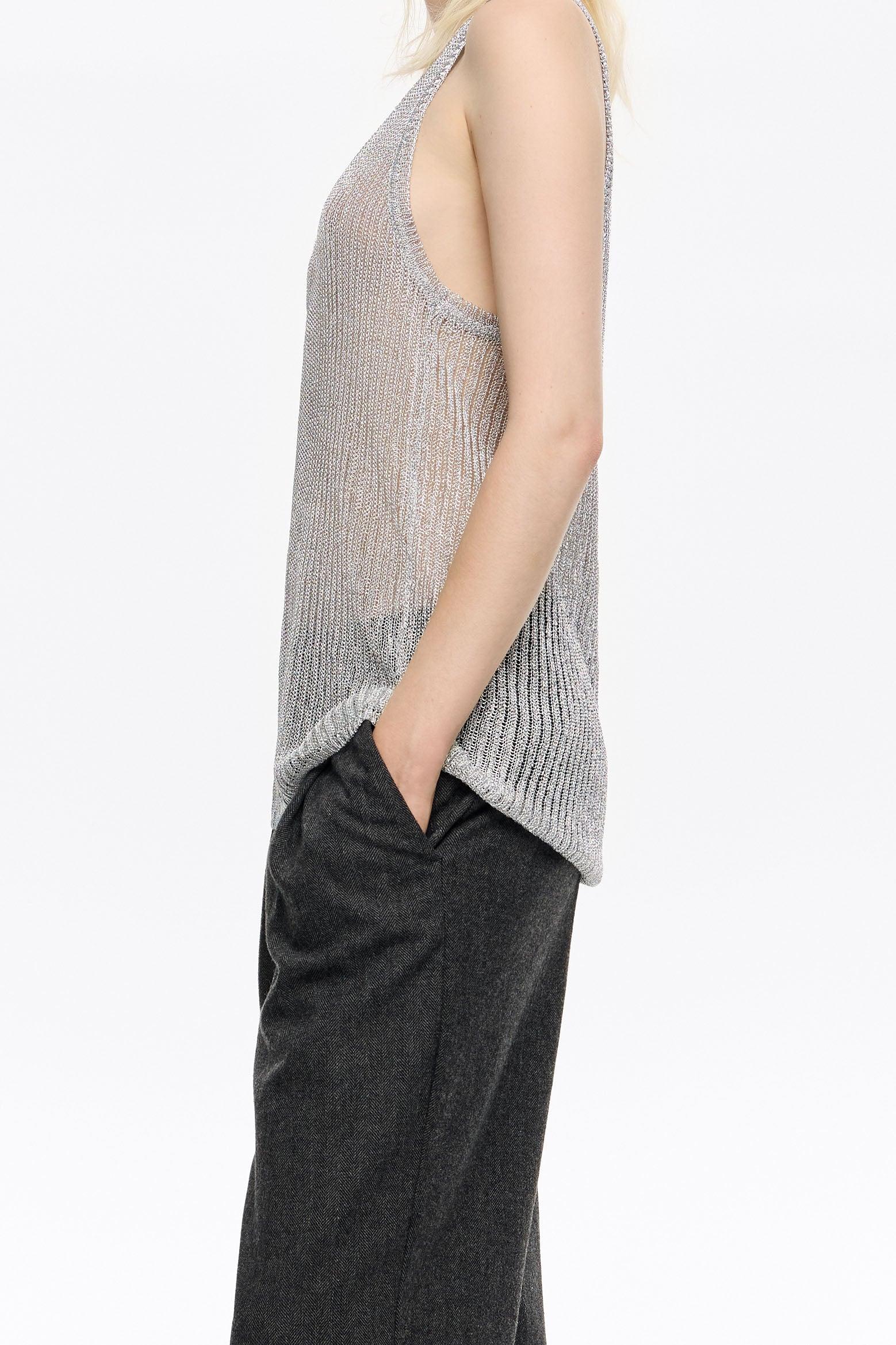 גופיה כסופה בסגנון שקוף לאישה עם מכנסיים שחורים, אופנת CHOZEN, צילום בסטודיו