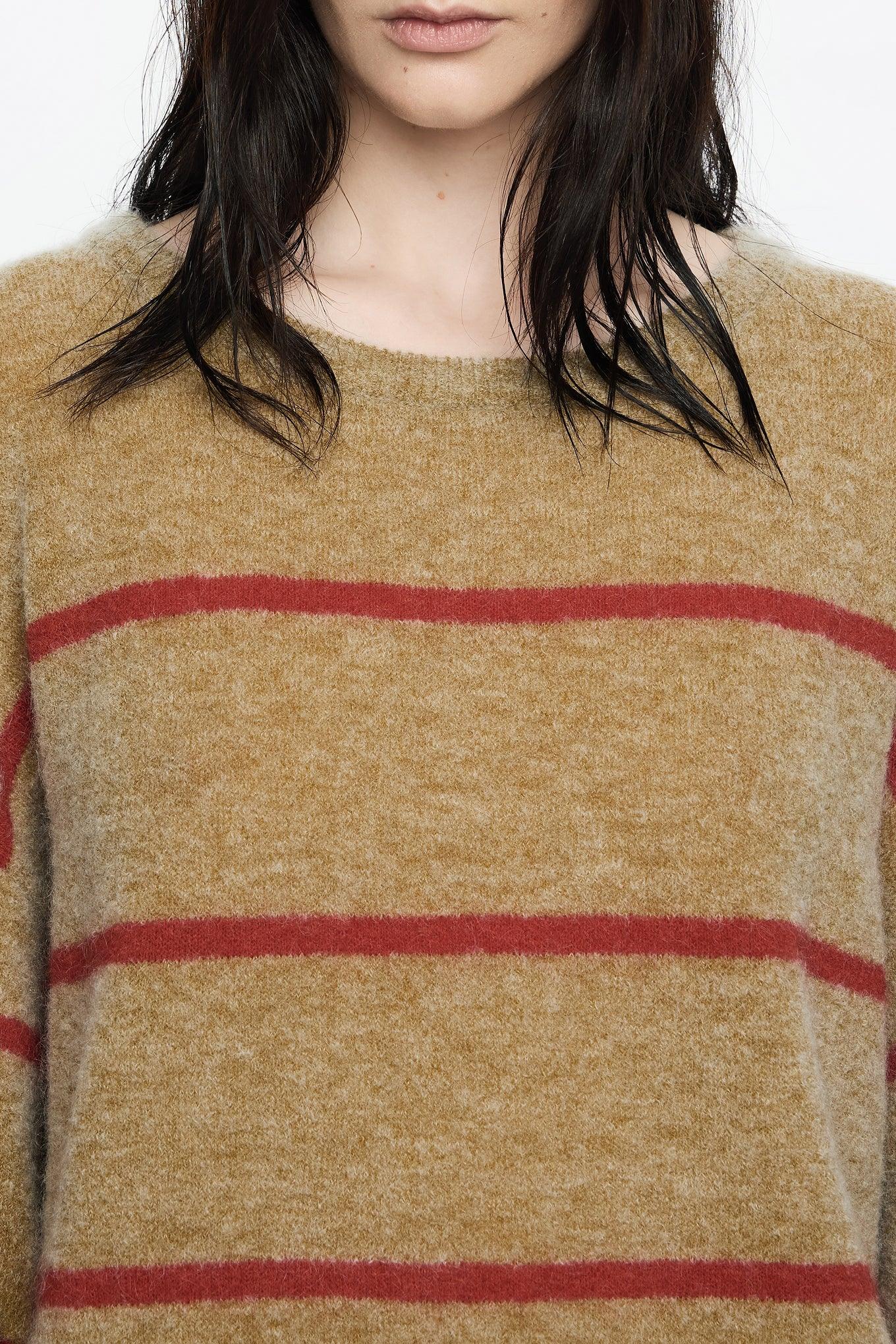 סוודר צמר חום עם פסים אדומים דק CHOZEN אופנה חורפית מהמותגים המובילים