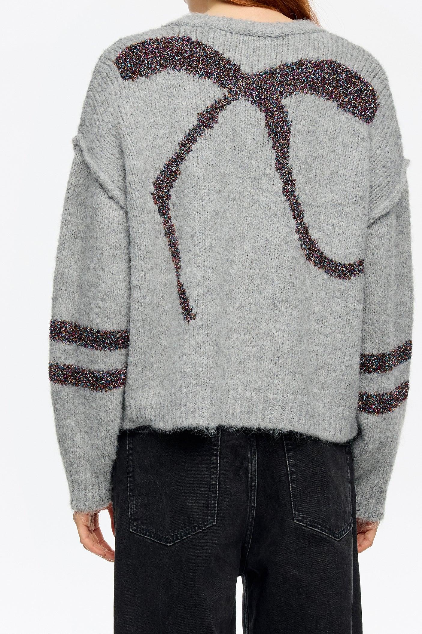 סוודר אפור עם סרט נוצץ בגב ועיטורים מנצנצים על השרוולים, אופנה עדכנית CHOZEN