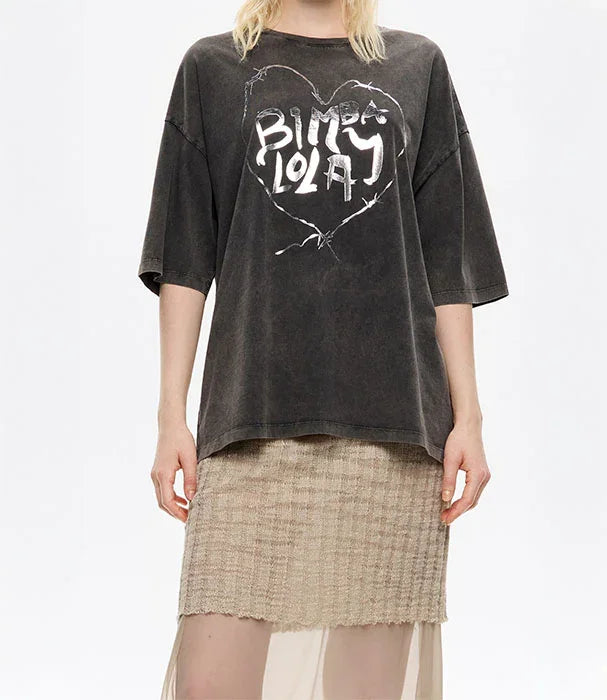 חולצת טי שירט שחורה עם הדפס לב ולוגו BIMBA Y LOLA, חצאית בז' מחנות CHOZEN