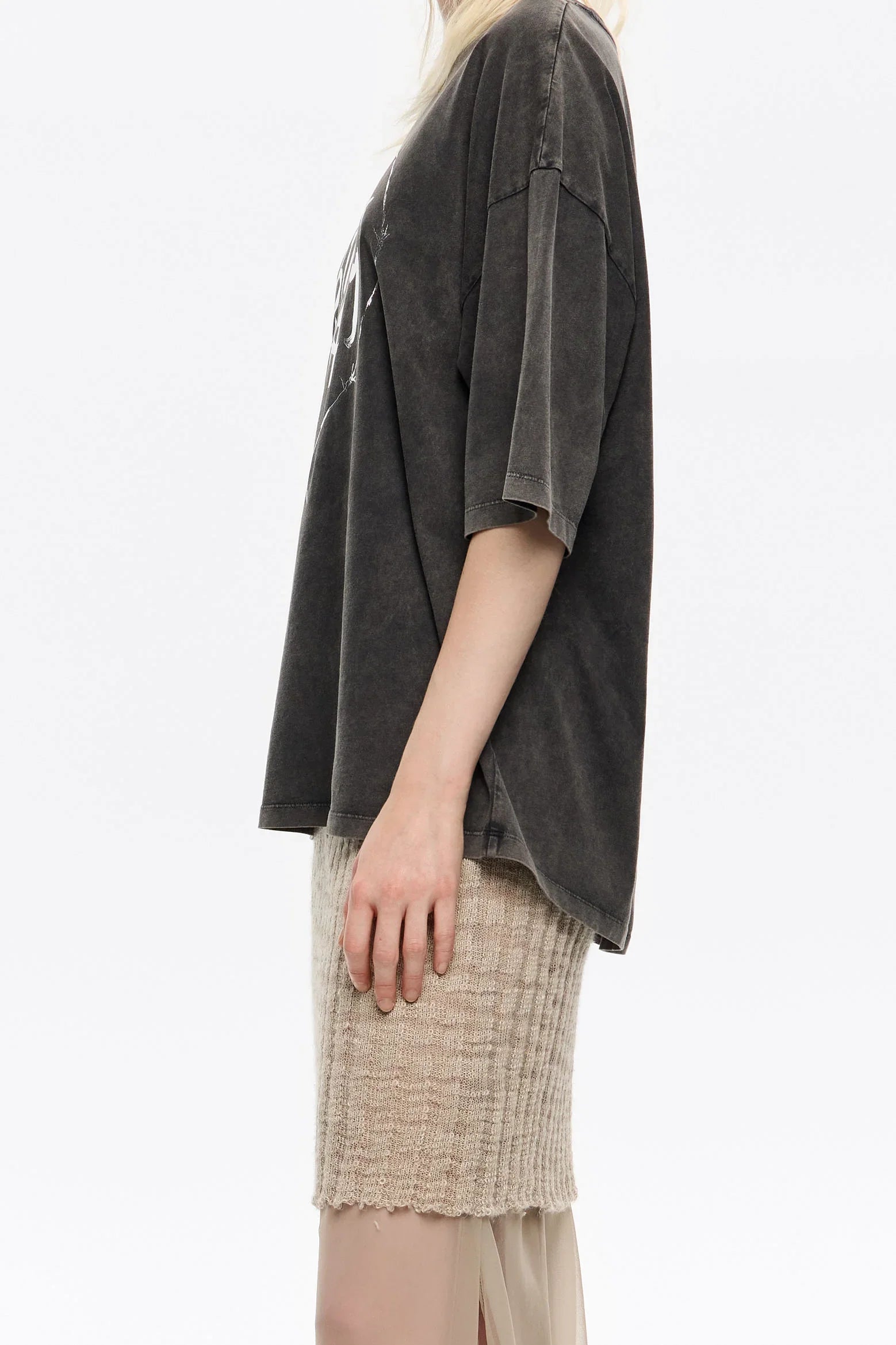 חולצת אוברסייז שחורה ומיני חצאית סרוגה מבית CHOZEN, צילום בסטודיו על רקע לבן