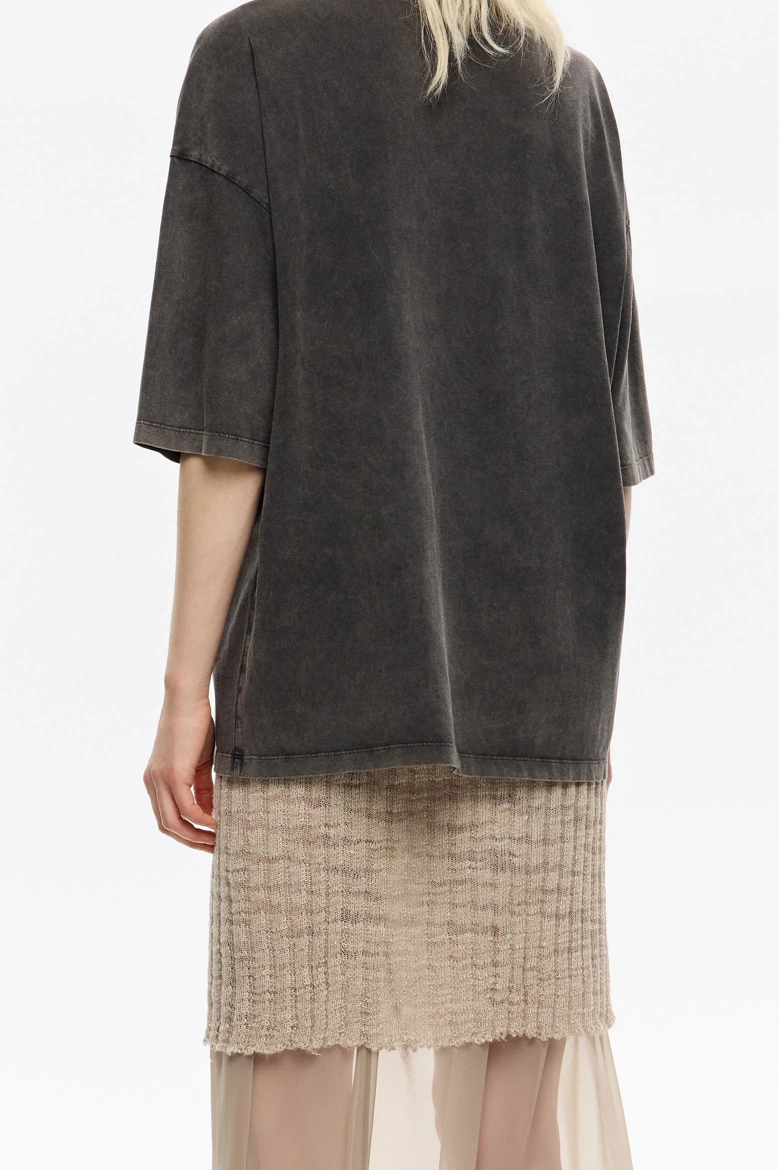 חולצת אוברסייז אפורה ושמלה סרוגה בגוון בז' לאישה, צילום אופנה CHOZEN