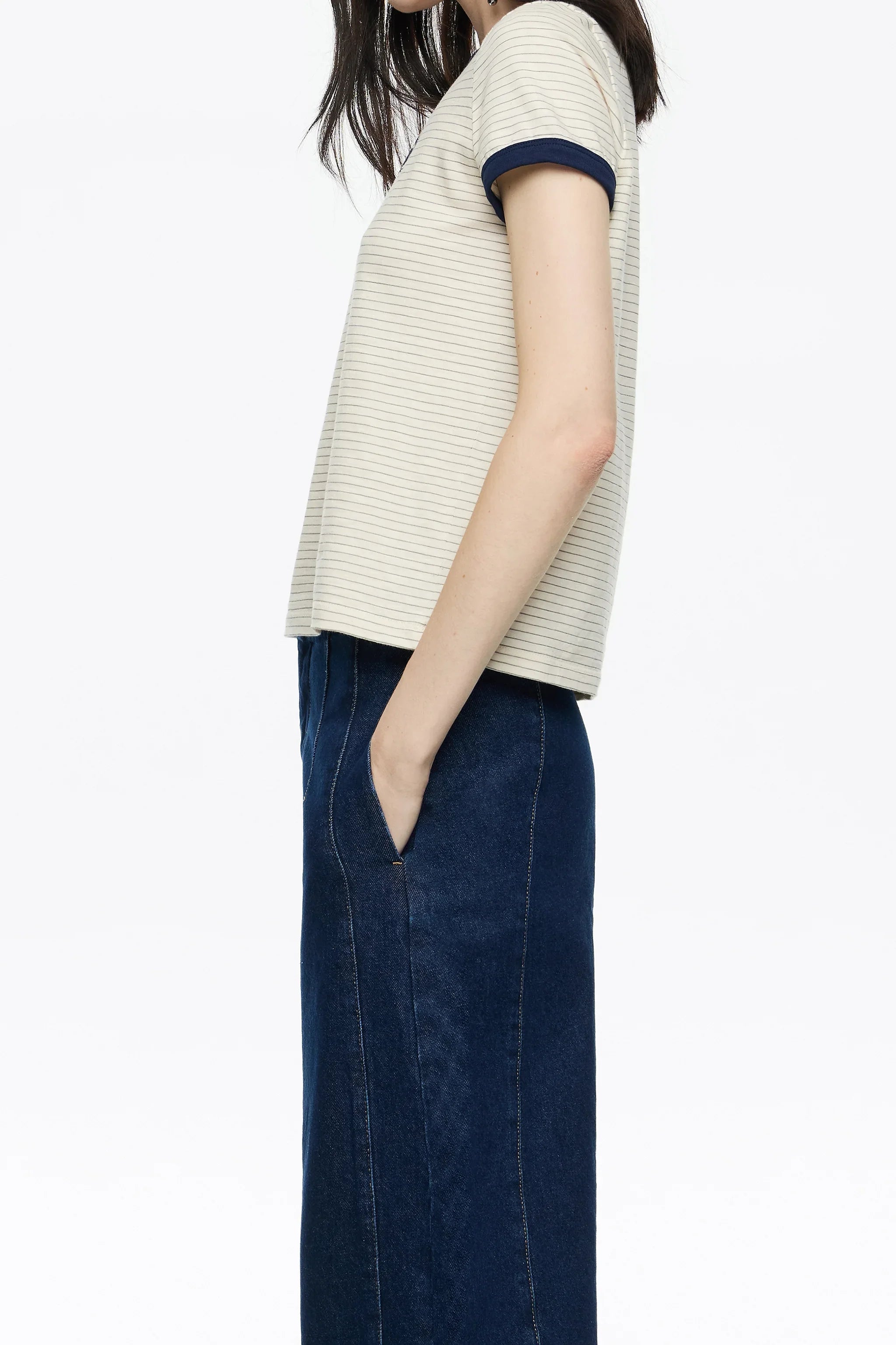 אישה עם חולצת פסים בהירה וחצאית ג׳ינס כחולה, אופנה מודרנית CHOZEN