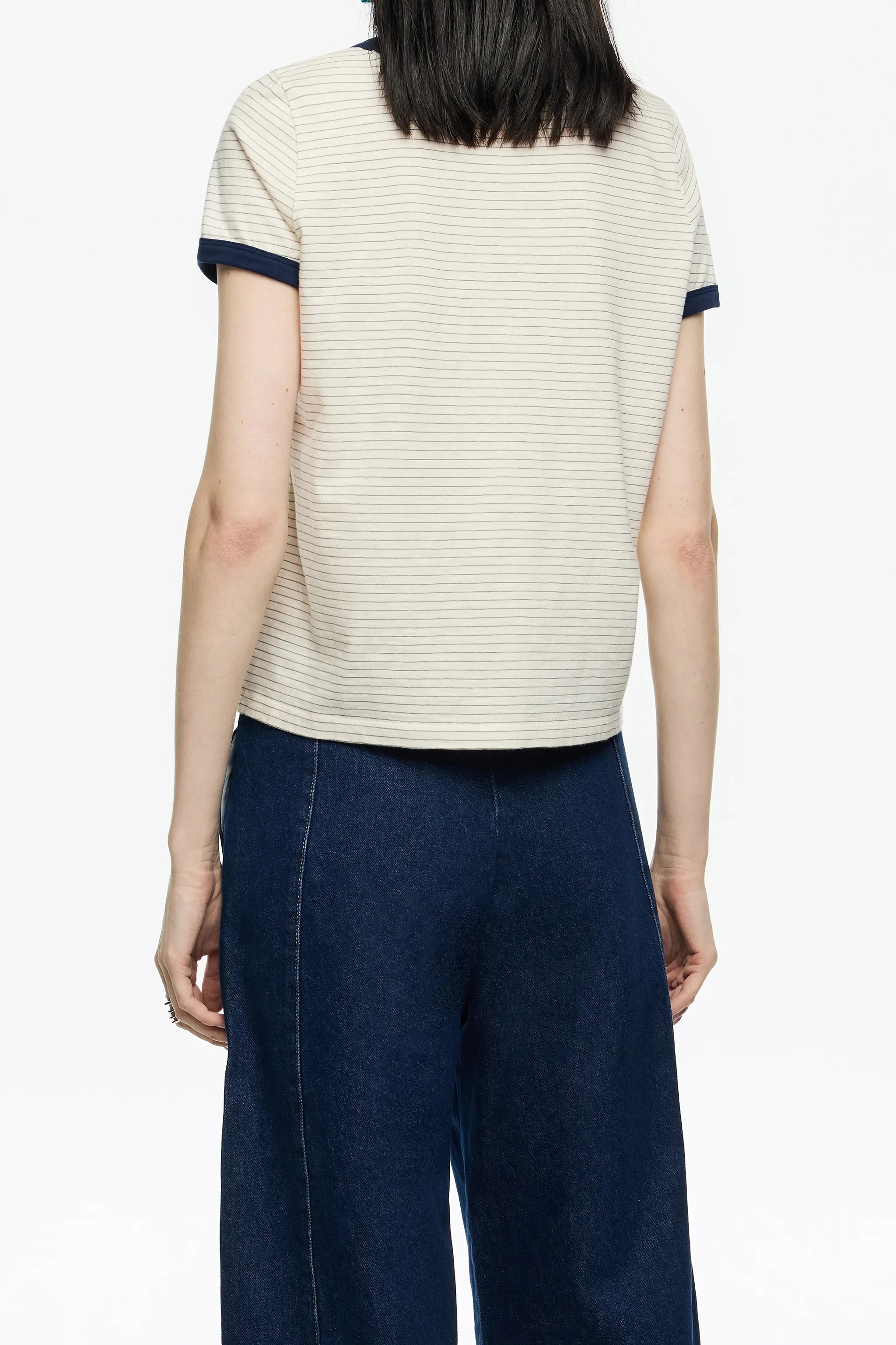 חולצה קצרה פסים דקים בגוון בז׳ עם שרוולים כחולים ומכנסי ג'ינס, מבית CHOZEN