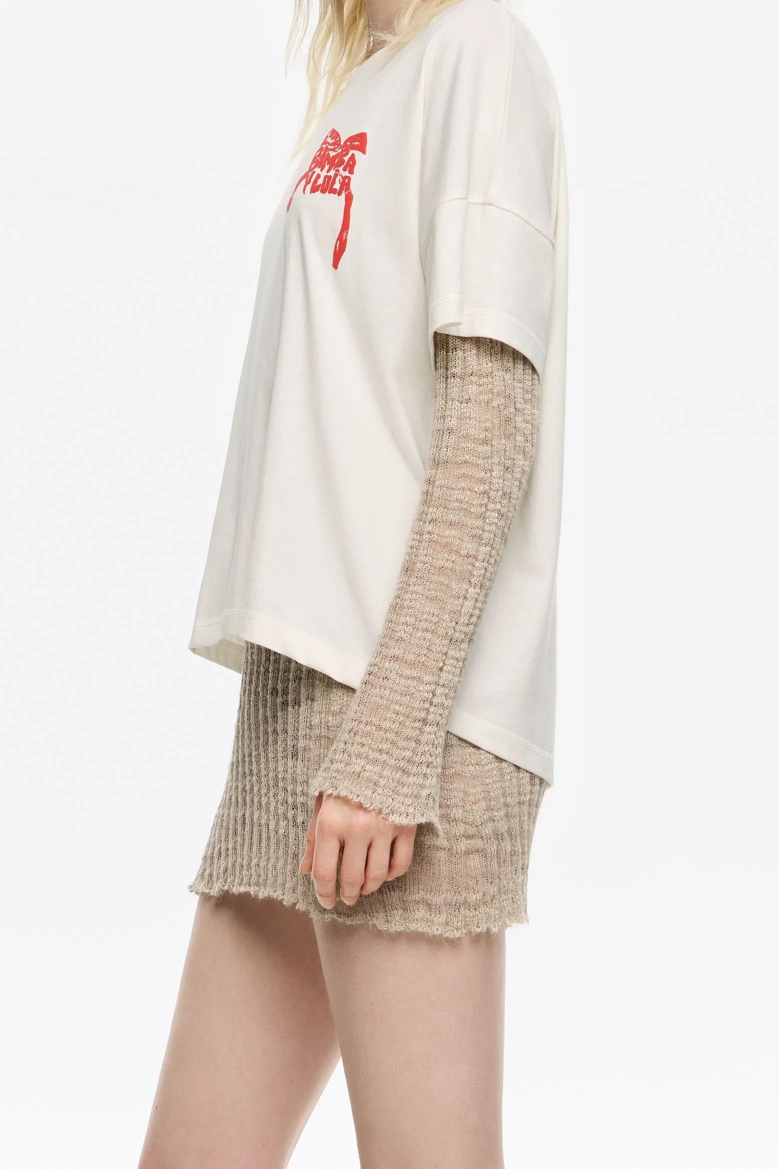 דוגמנית לובשת חולצת טי לבנה עם הדפס אדום מעל חולצה וחצאית סרוגות, צילום אופנה באתר CHOZEN