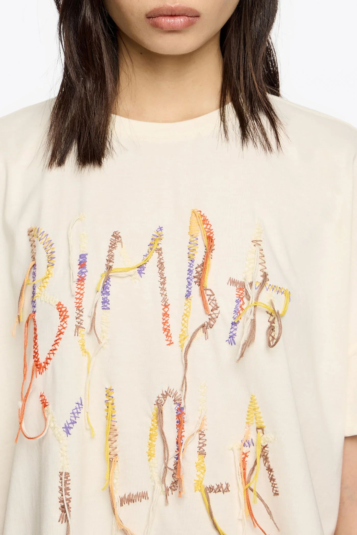 חולצת טי שירט לבנה עם רקמת צבעים על הדפס BIMBA Y LOLA, אופנה מבית CHOZEN