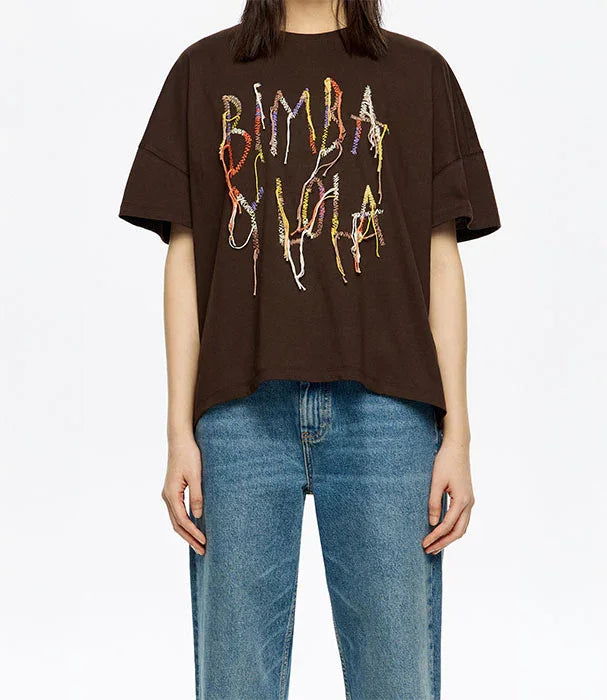 חולצת טי שירט חומה עם כיתוב צבעוני Bimba Y Lola, אופנה עדכנית ב-CHOZEN