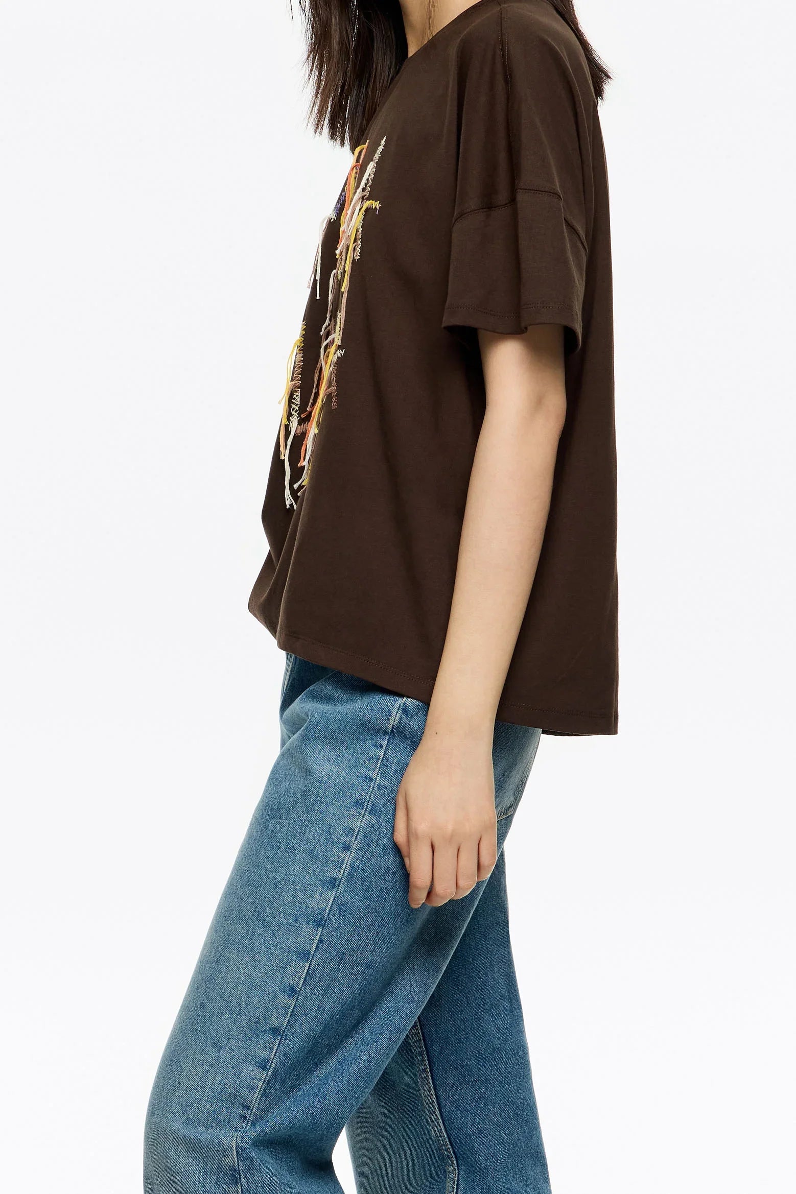 חולצת טריקו חומה עם הדפס צבעוני לנשים, ג'ינס קז'ואל, אופנת CHOZEN