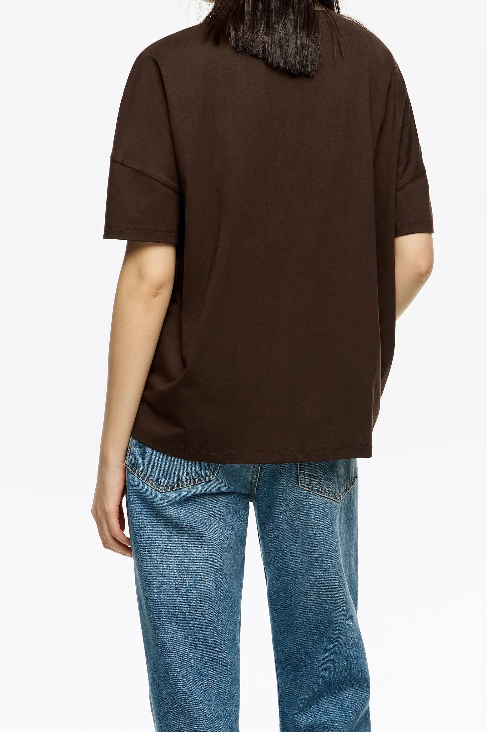 אישה עם חולצה חומה קצרה ומכנסי ג'ינס כחולים, אופנה יומיומית CHOZEN