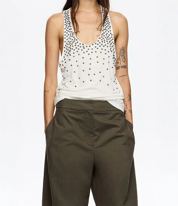 חולצת גופיה לבנה מעוטרת ניטים, מכנסיים ירוקים, אופנה עכשווית CHOZEN