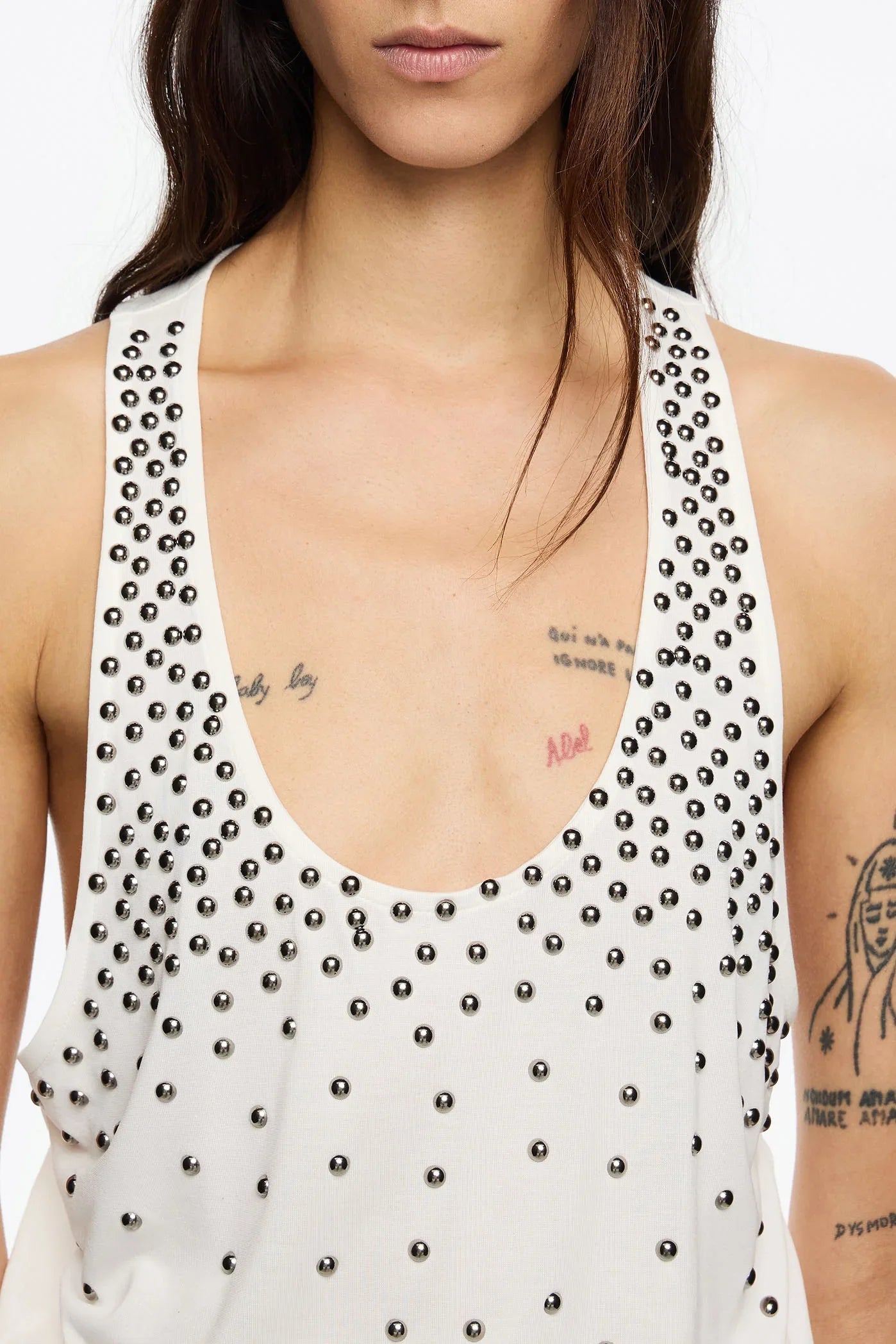 גופייה לבנה עם ניטים כסופים לאישה, אופנת CHOZEN, צילום תקריב קיץ אופנתי