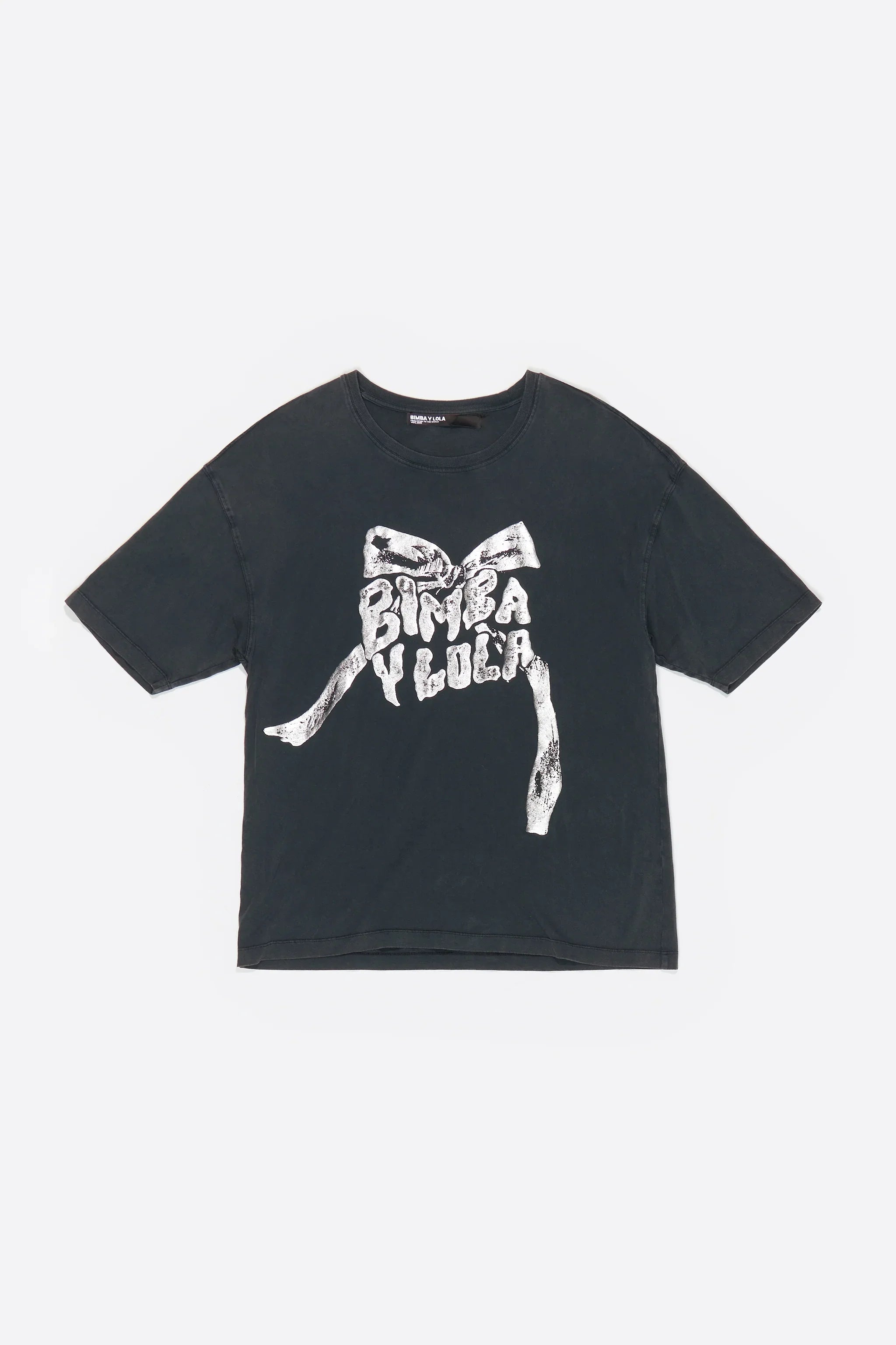 חולצת טי שחורה עם הדפס לבן של פפיון וכיתוב BIMBA Y LOLA, אופנה טרנדית ב-CHOZEN