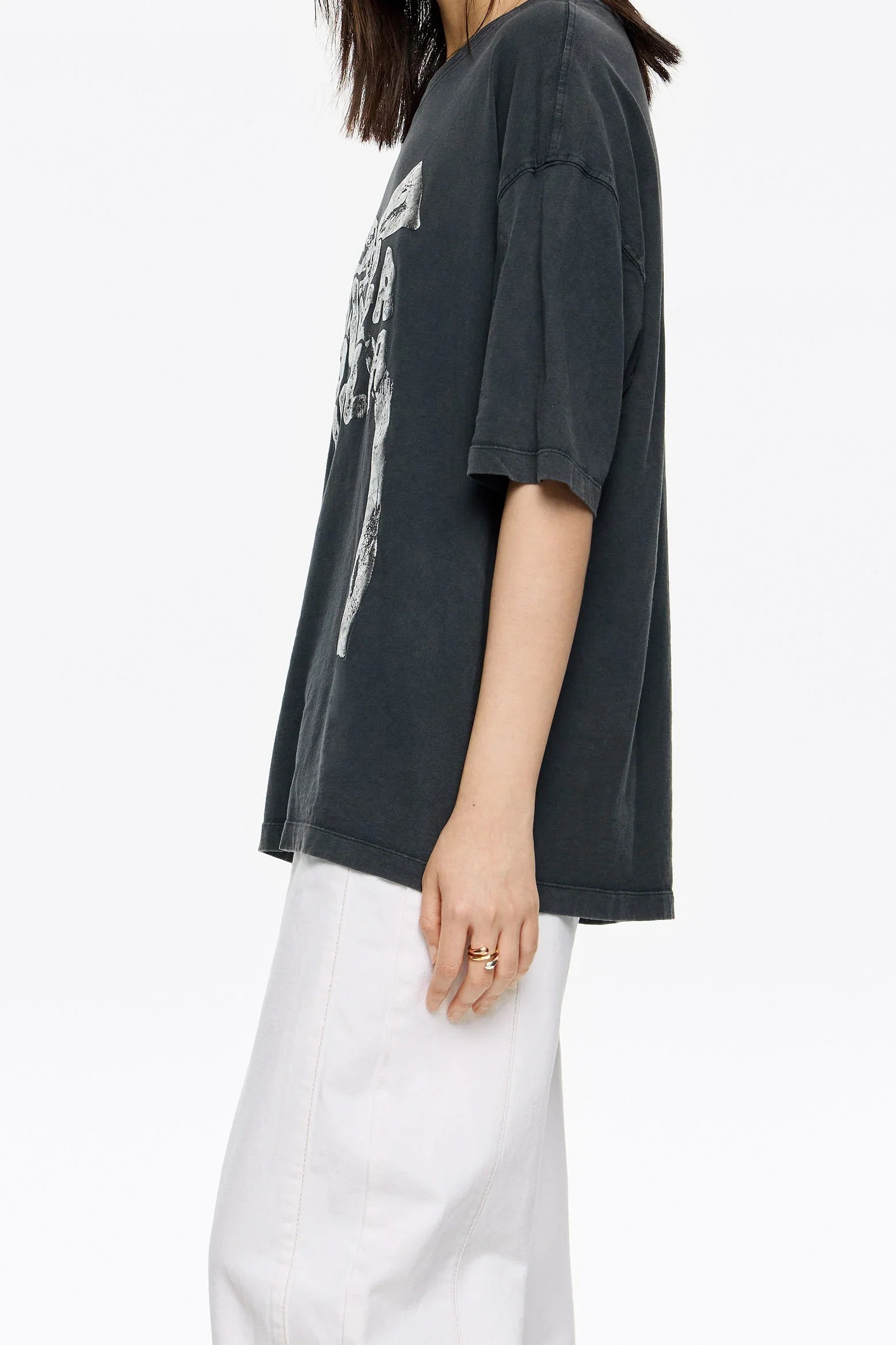 חולצת טי שחורה מודפסת בעיצוב אוברסייז, אופנה עדכנית באתר CHOZEN