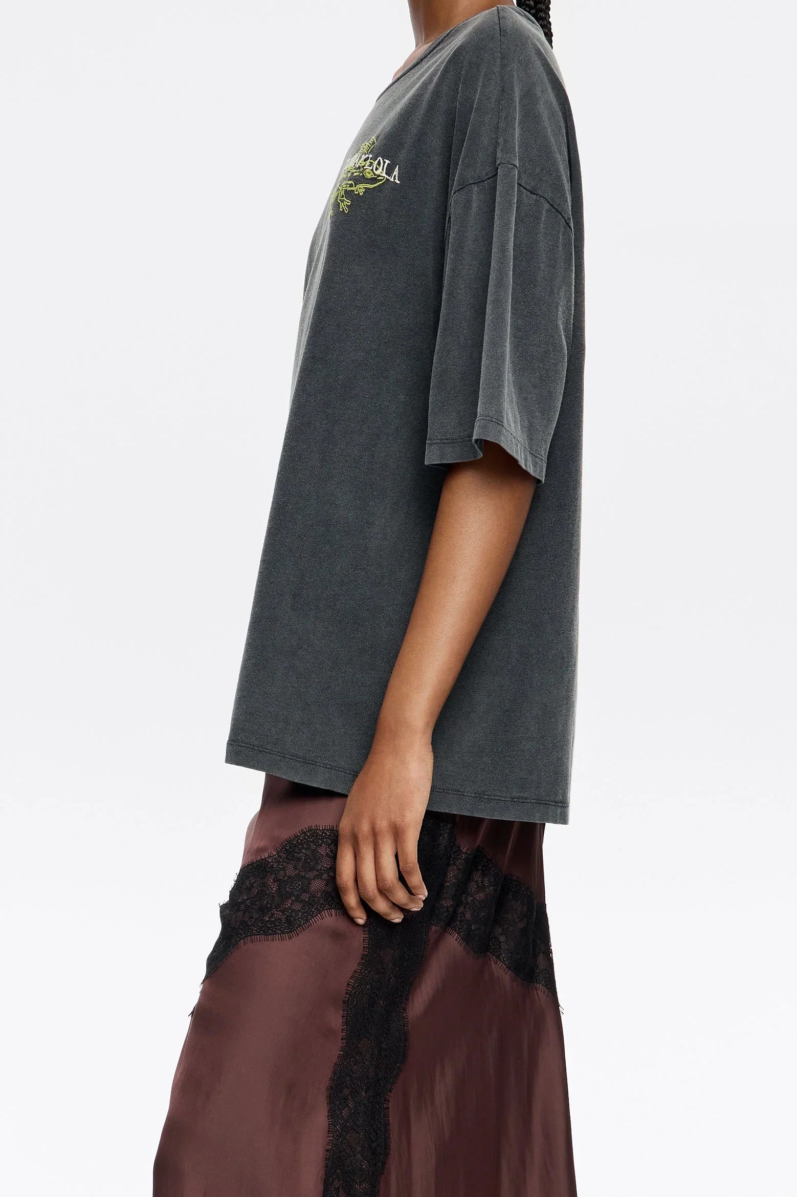 אופנת נשים CHOZEN חולצת טי שחורה עם הדפס ושמלת סאטן חומה, צילום צד אופנתי