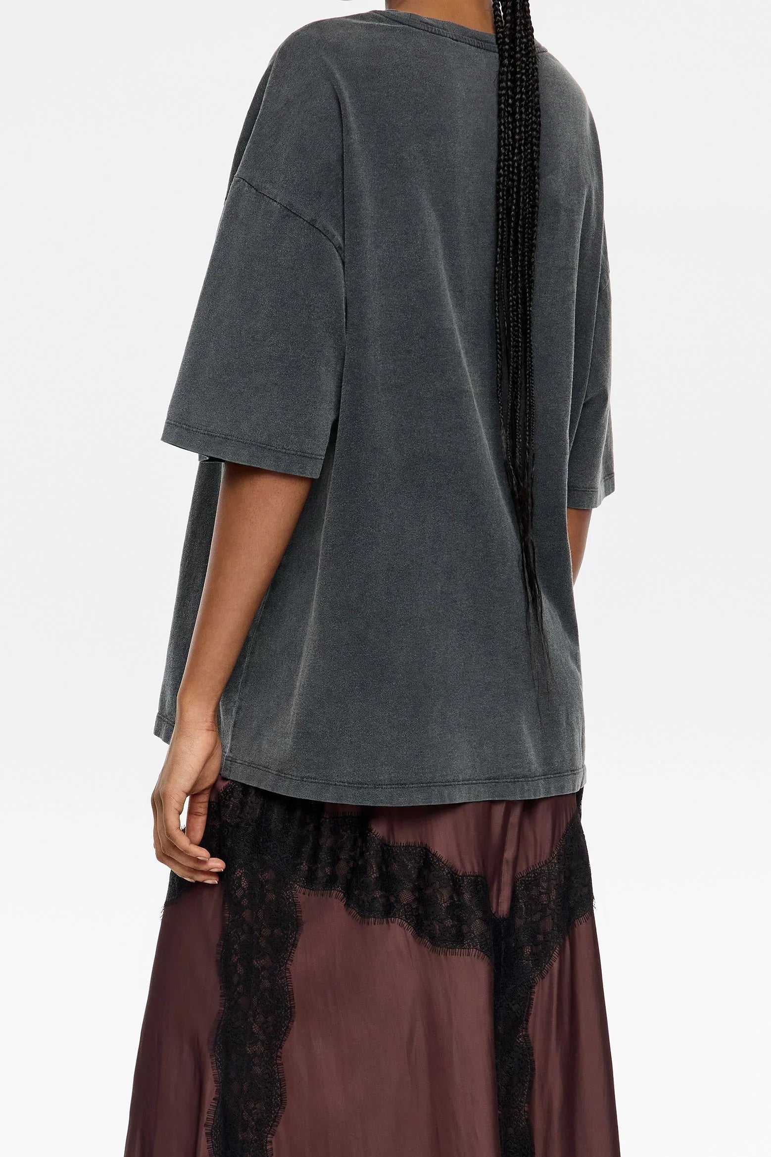 חולצת אוברסייז אפורה עם חצאית בורדו ותחרה שחורה, אופנה טרנדית CHOZEN