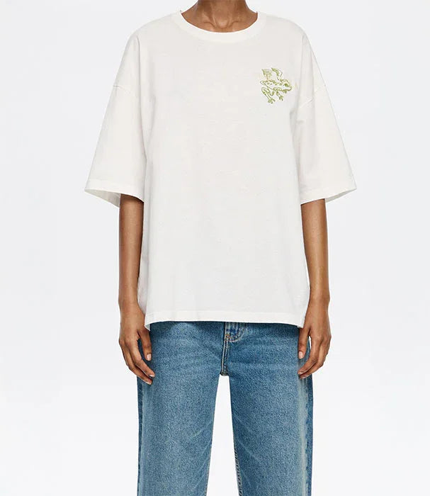 חולצת טישרט לבנה אוברסייז CHOZEN עם הדפס קטן בחזית, ג'ינס כחול, אופנה מובילה