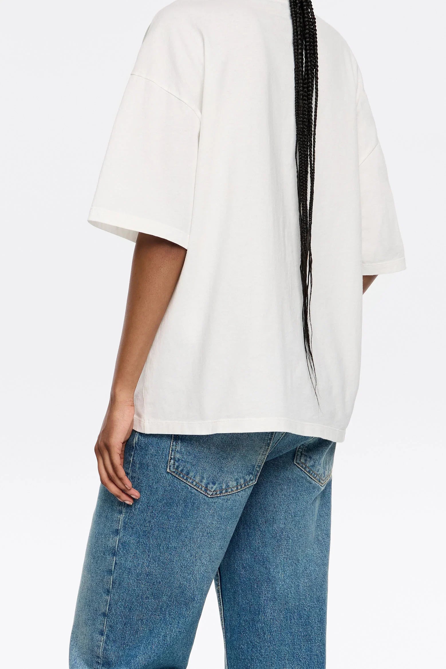 חולצת טי לבנה וזוג מכנסי ג'ינס קלאסיים, אופנת רחוב CHOZEN