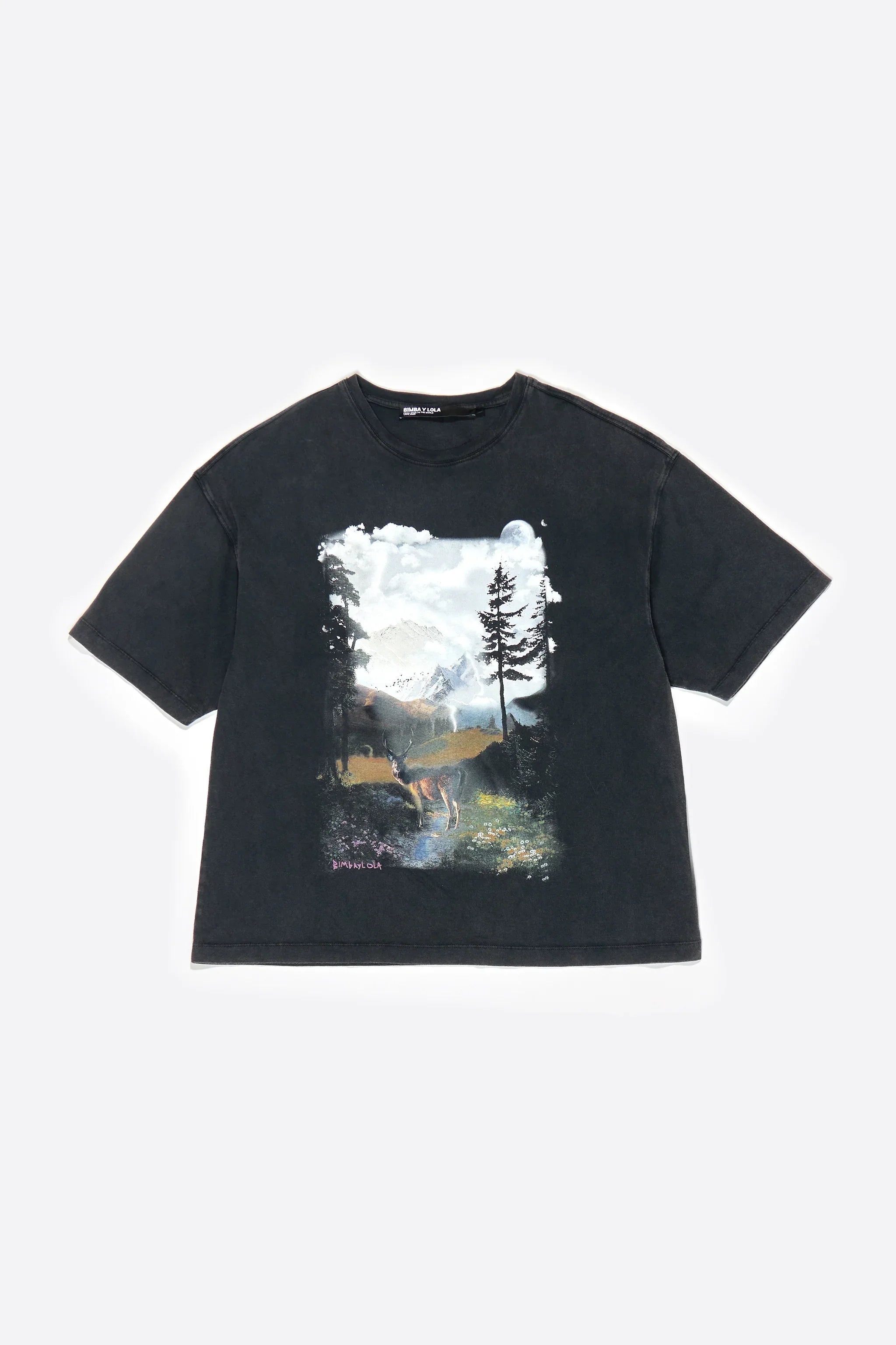 חולצת טי שחורה עם הדפס נוף הרים, יער ואייל, אופנה CHOZEN, מותגים מובילים