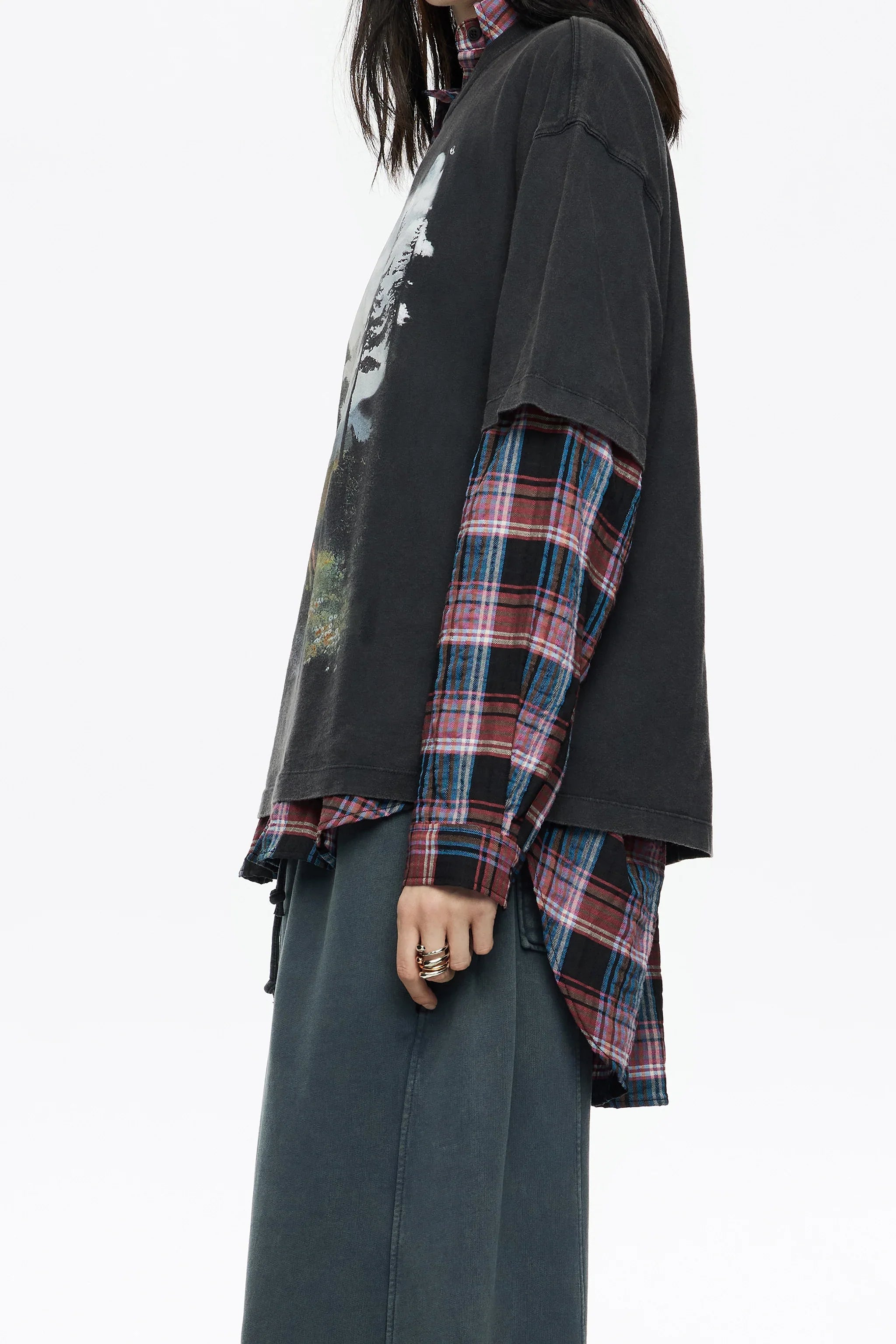 אופנת רחוב לנשים, חולצת טי שירט שחורה עם הדפס מעל חולצת פלנל משובצת, צילום מאתר CHOZEN