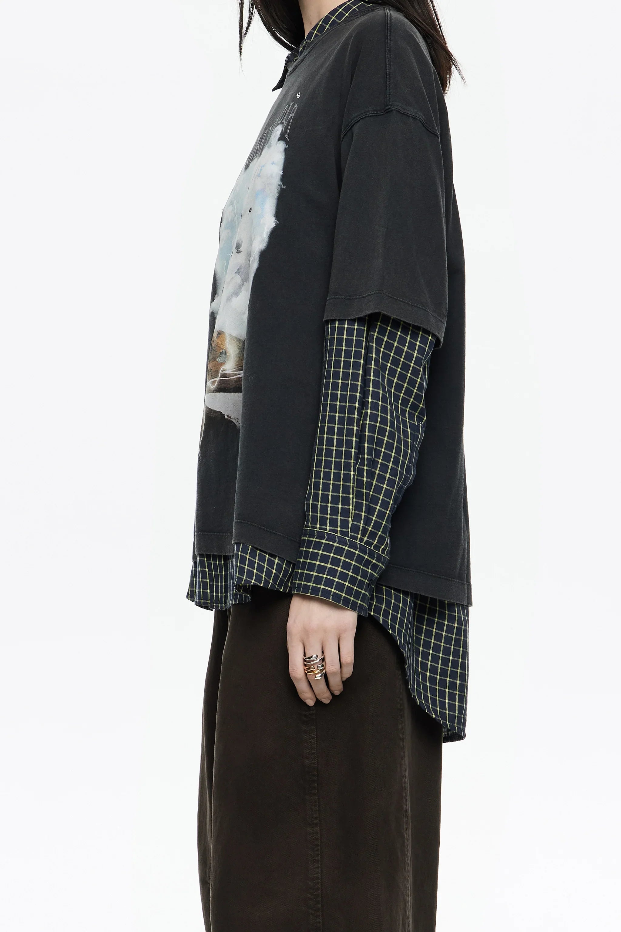 חולצת טי שחורה עם הדפס בשכבות מעל חולצה משובצת, אופנת רחוב, CHOZEN מותגים מובילים