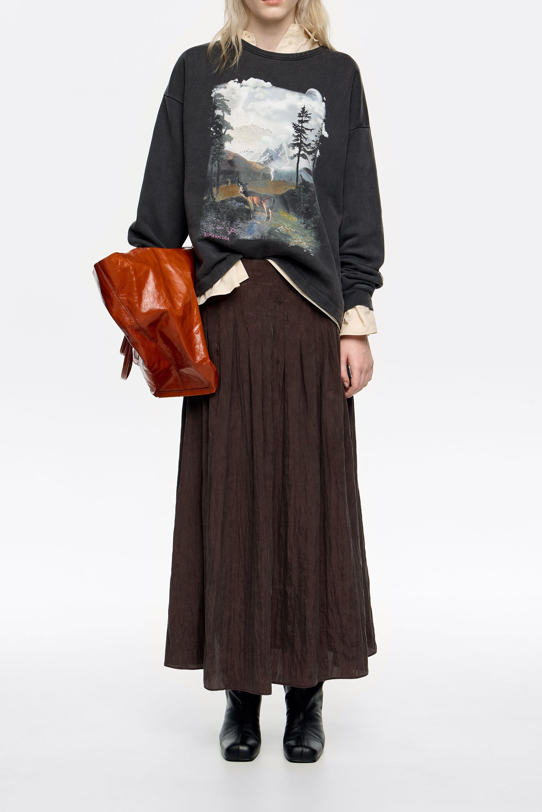 אופנת נשים CHOZEN, דוגמנית עם סווטשירט הדפס נוף, חצאית חומה, מגפיים ותיק חום