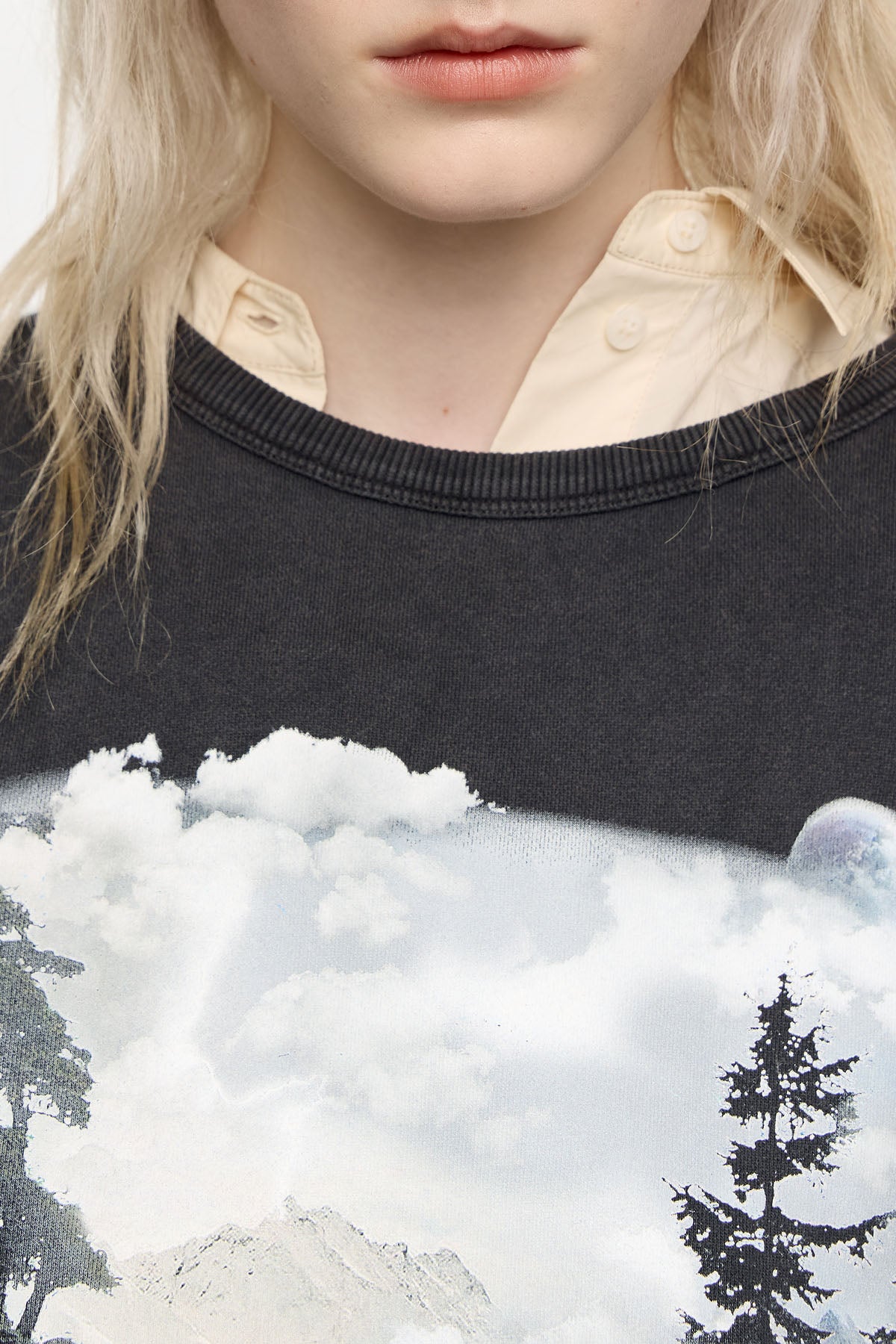 חולצת טריקו אפורה עם הדפס נוף עננים ועצים, אופנה עדכנית מחנות CHOZEN