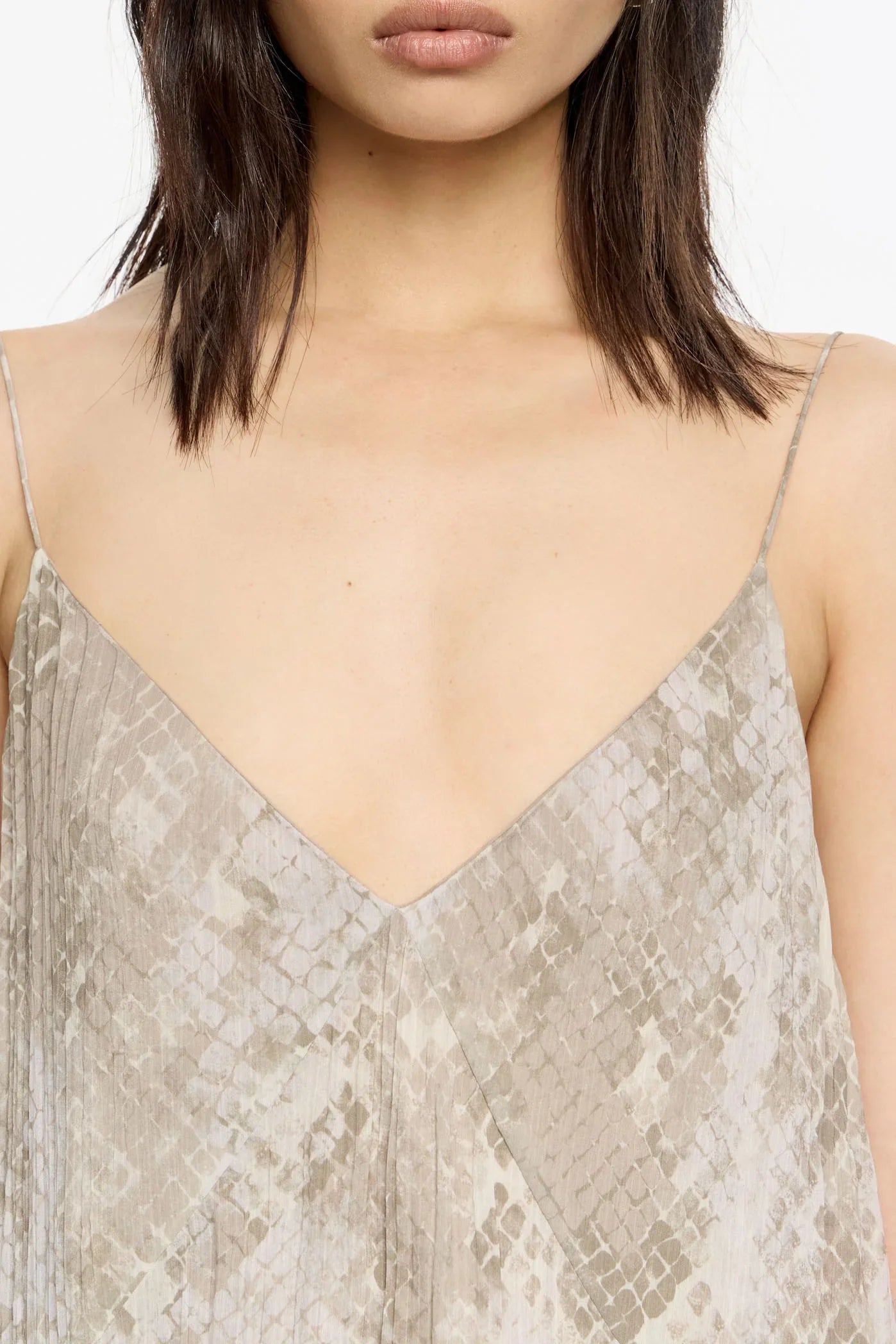 שמלת כתפיות דקה בדוגמת נחש צבע בז' מבית CHOZEN מותגים מובילים