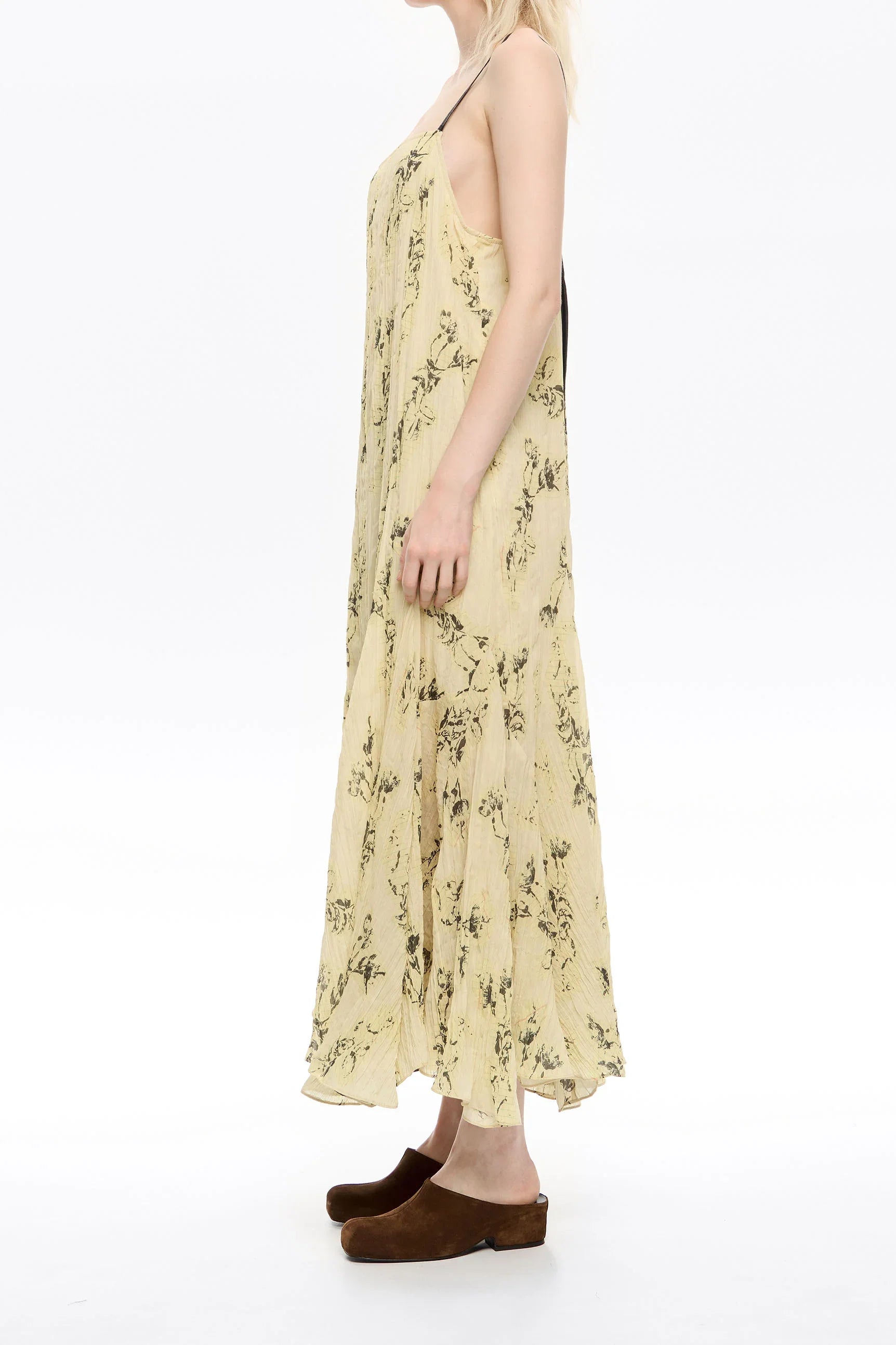 דוגמנית לובשת שמלת מקסי צהובה עם הדפס פרחים ונעליים חומות, אופנת נשים CHOZEN