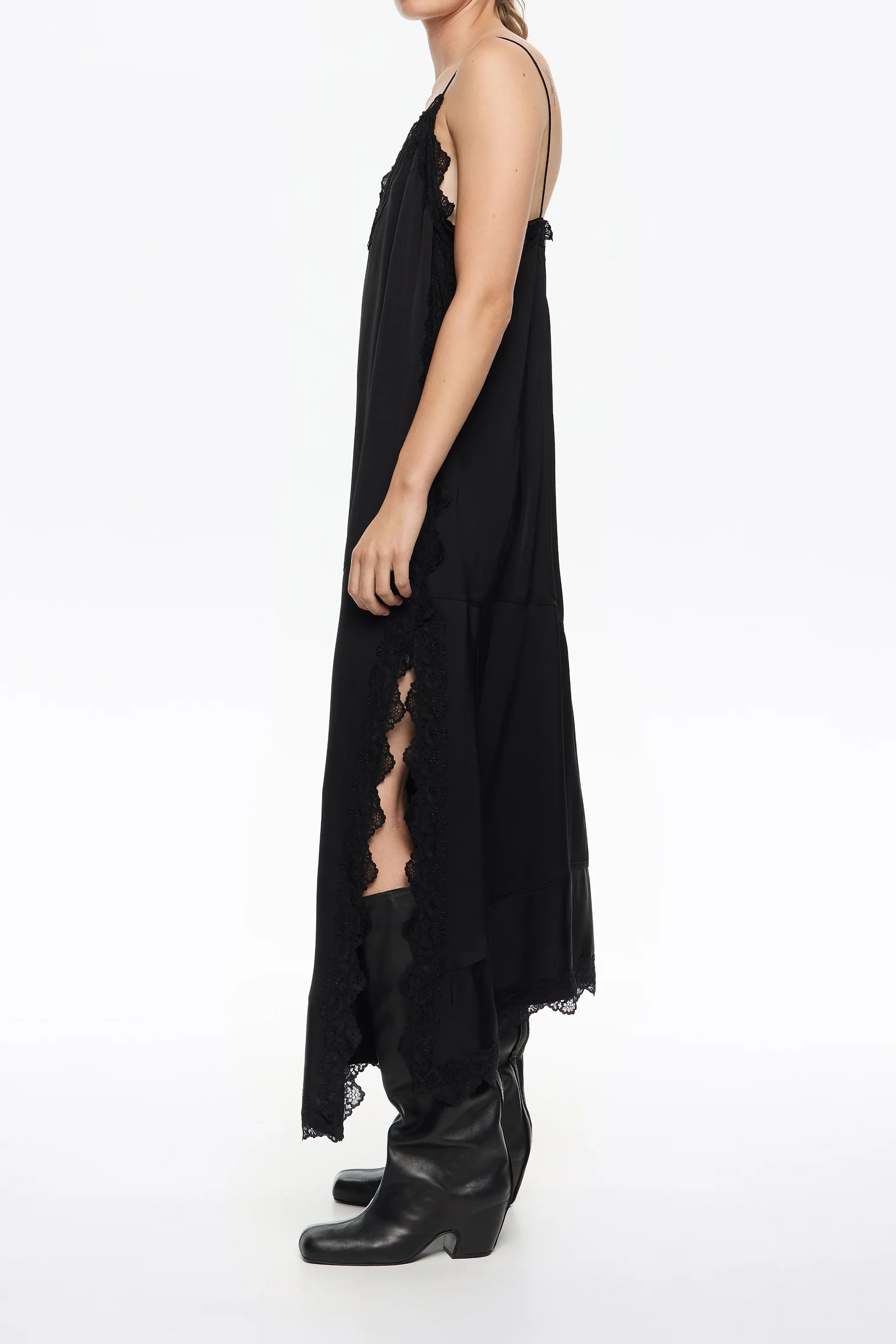 שמלת מקסי שחורה עם כתפיות דקות ותחרה, נעלי מגפיים, אופנה CHOZEN