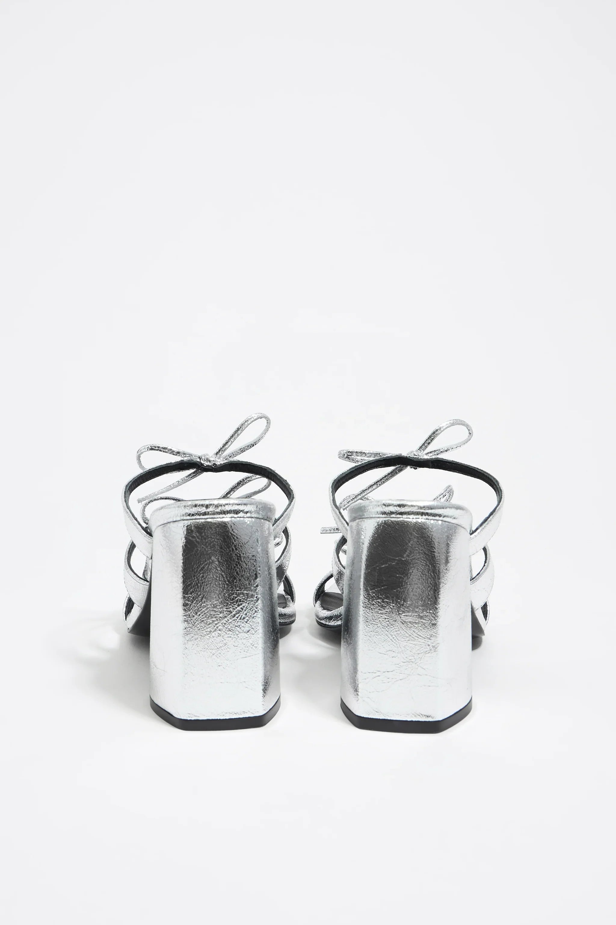 סנדלים כסופים עקב בלוק לנשים CHOZEN, עיצוב מודרני מבט קבוצת אלפא