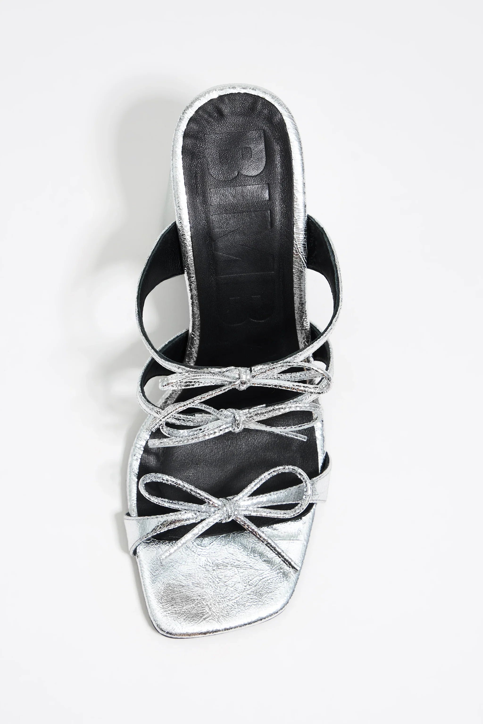 סנדל עור לנשים בצבע כסף עם רצועות וקשרים, מבית CHOZEN, אופנת קיץ יוקרתית