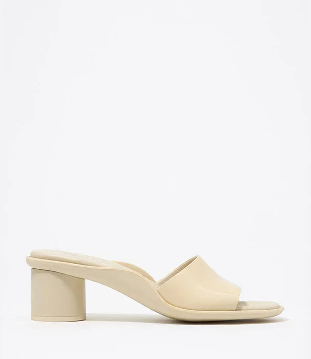 סנדל עקב בלוק בצבע בז', נעלי נשים אופנתיות CHOZEN