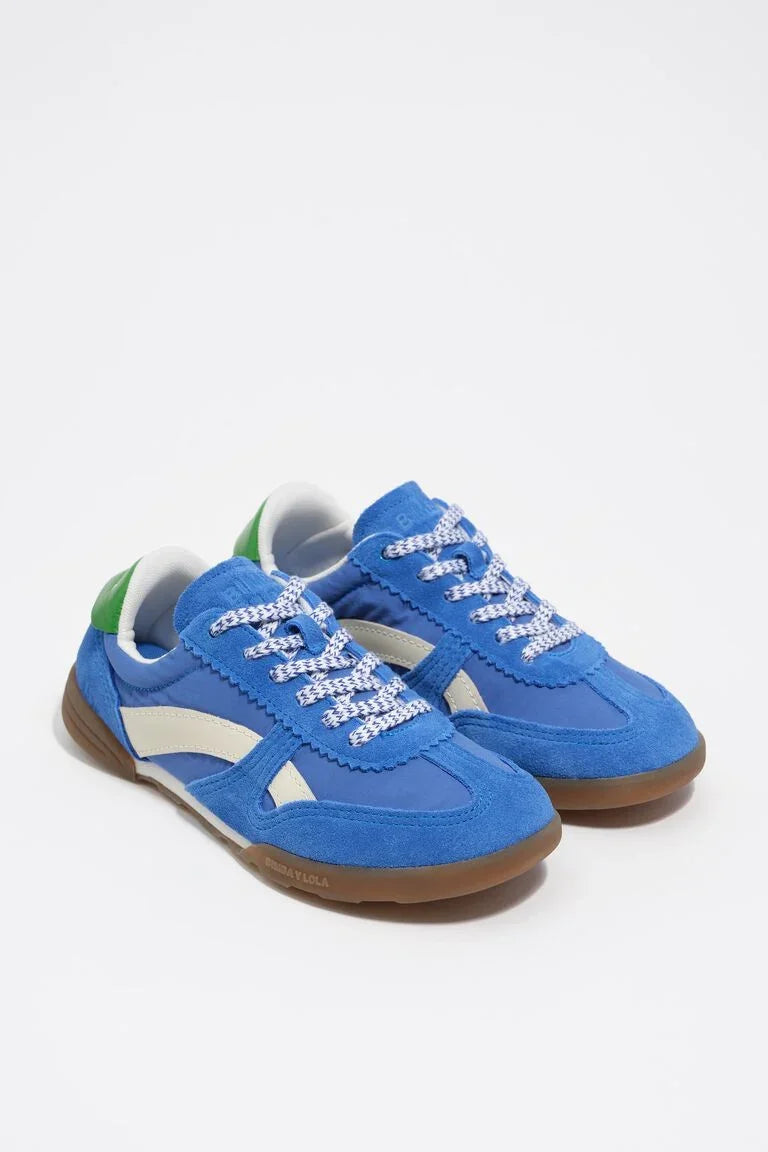 סניקרס עור כחול עם שרוכים לבנים ותחתית גומי, נעלי אופנה מבית CHOZEN