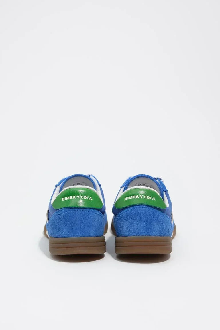 נעלי ספורט BIMBA Y LOLA בצבע כחול וירוק, מבט מאחור, רקע לבן, בחנות CHOZEN